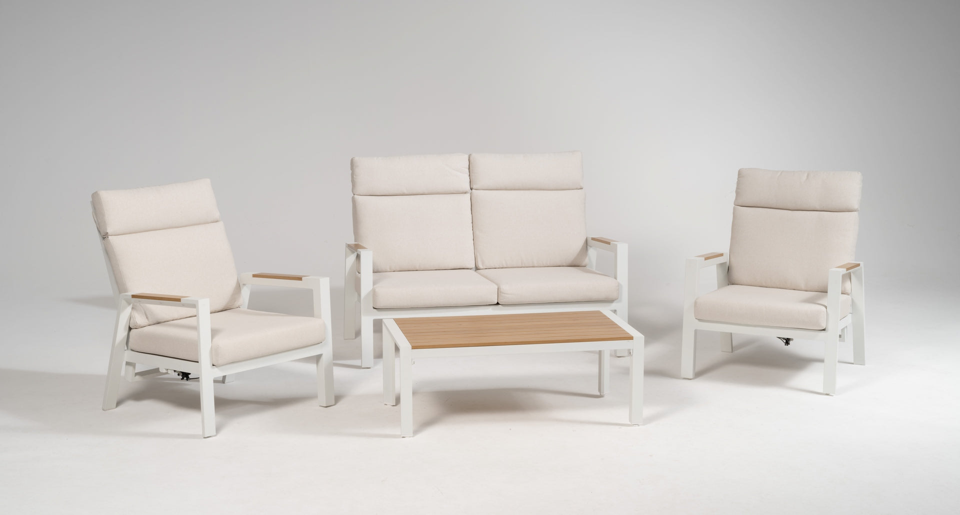 Loungegruppe Adrian mit weißem Aluminiumgestell, beigen Kissen und Couchtisch mit Holzdekor-Tischplatte.
