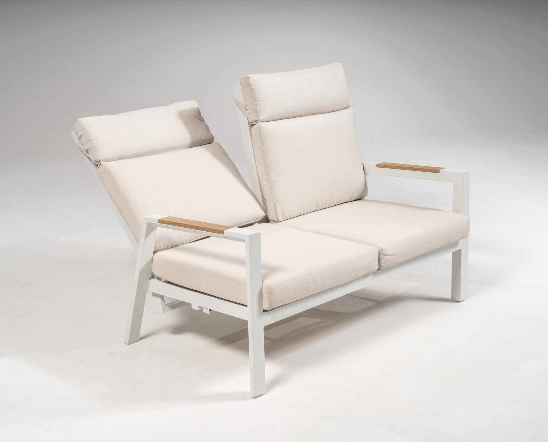 Loungegruppe Adrian mit weißem Aluminiumgestell, beigen Kissen und Couchtisch mit Holzdekor-Tischplatte.