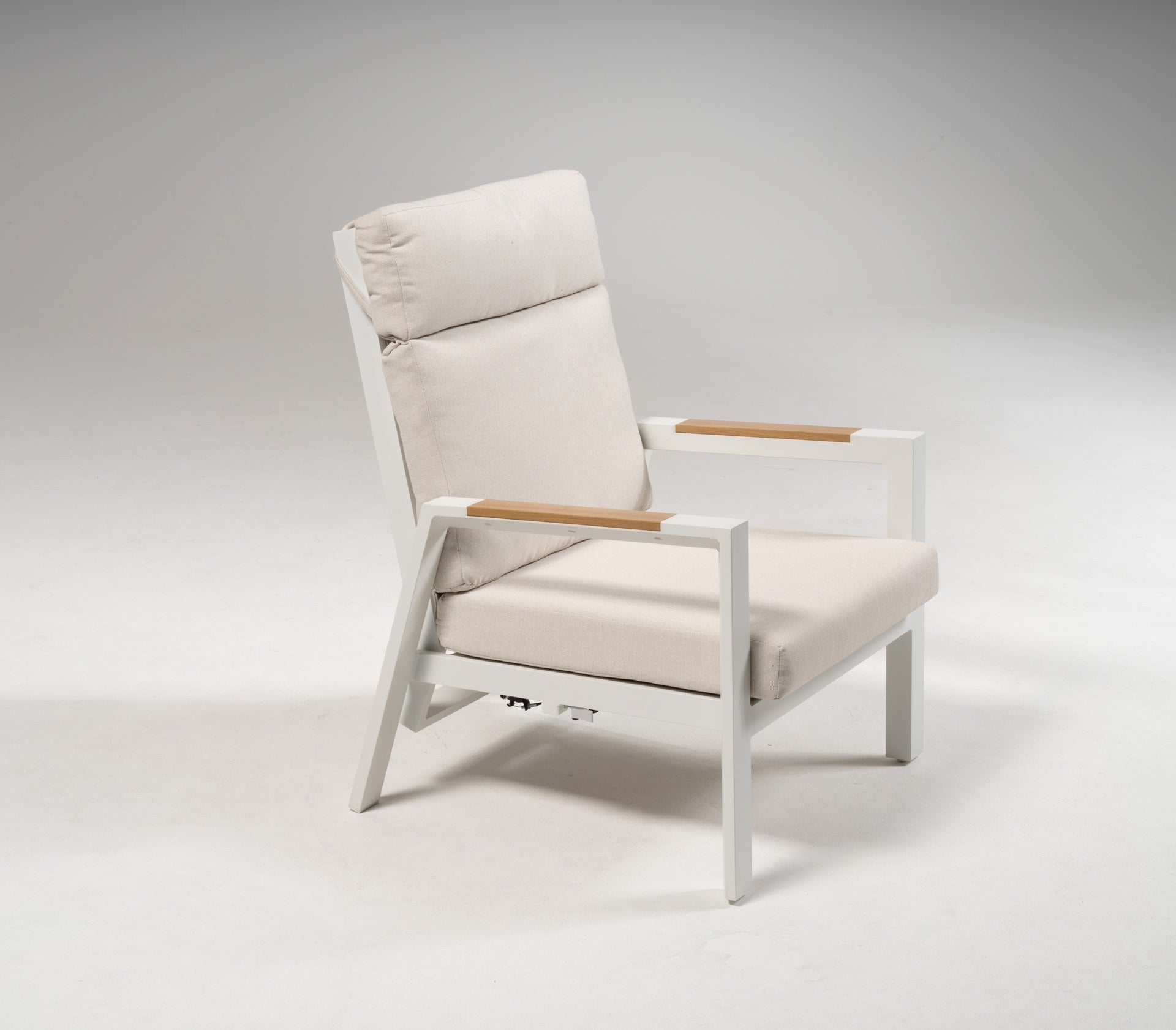 Loungegruppe Adrian mit weißem Aluminiumgestell, beigen Kissen und Couchtisch mit Holzdekor-Tischplatte.