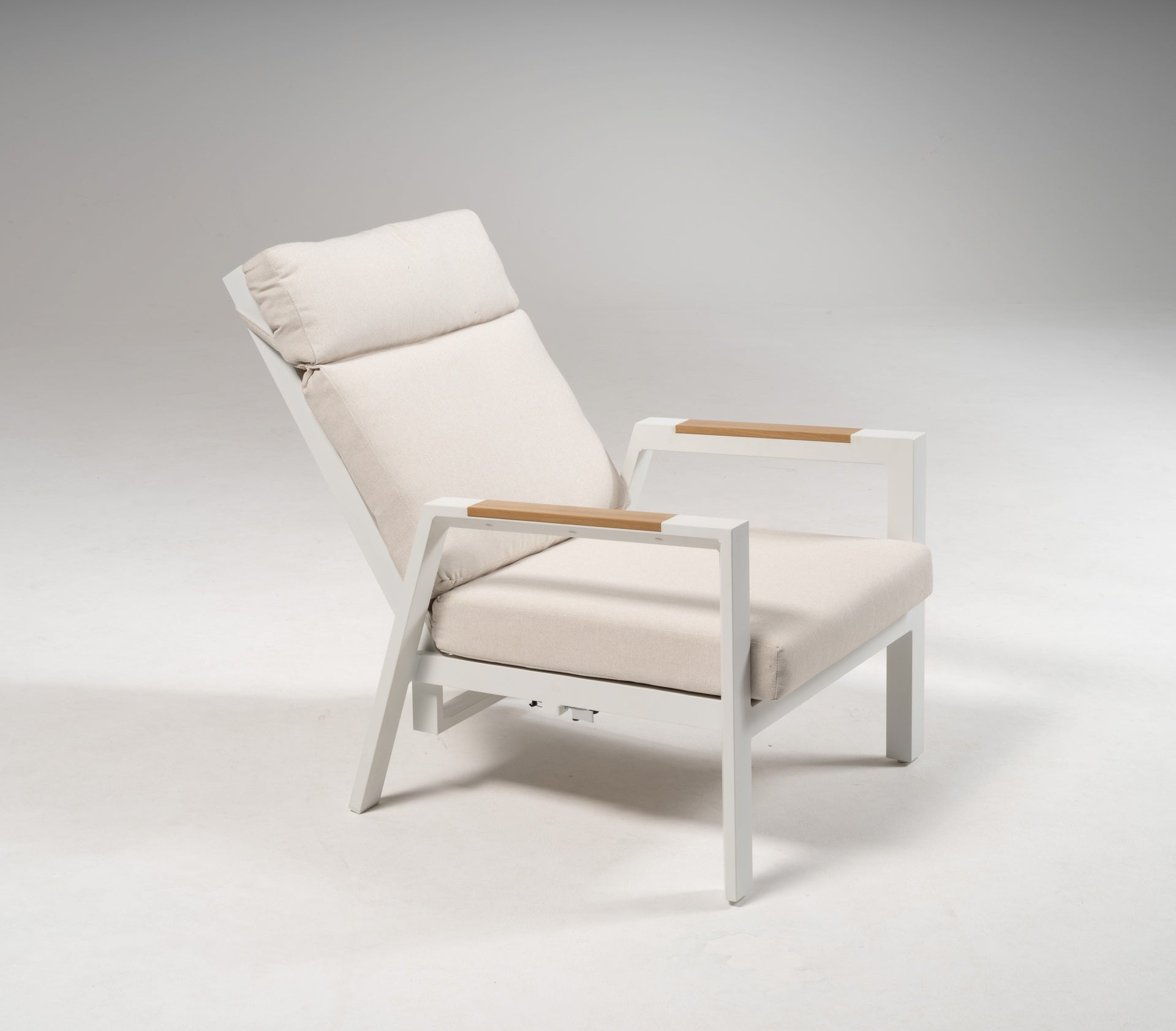 Loungegruppe Adrian mit weißem Aluminiumgestell, beigen Kissen und Couchtisch mit Holzdekor-Tischplatte.