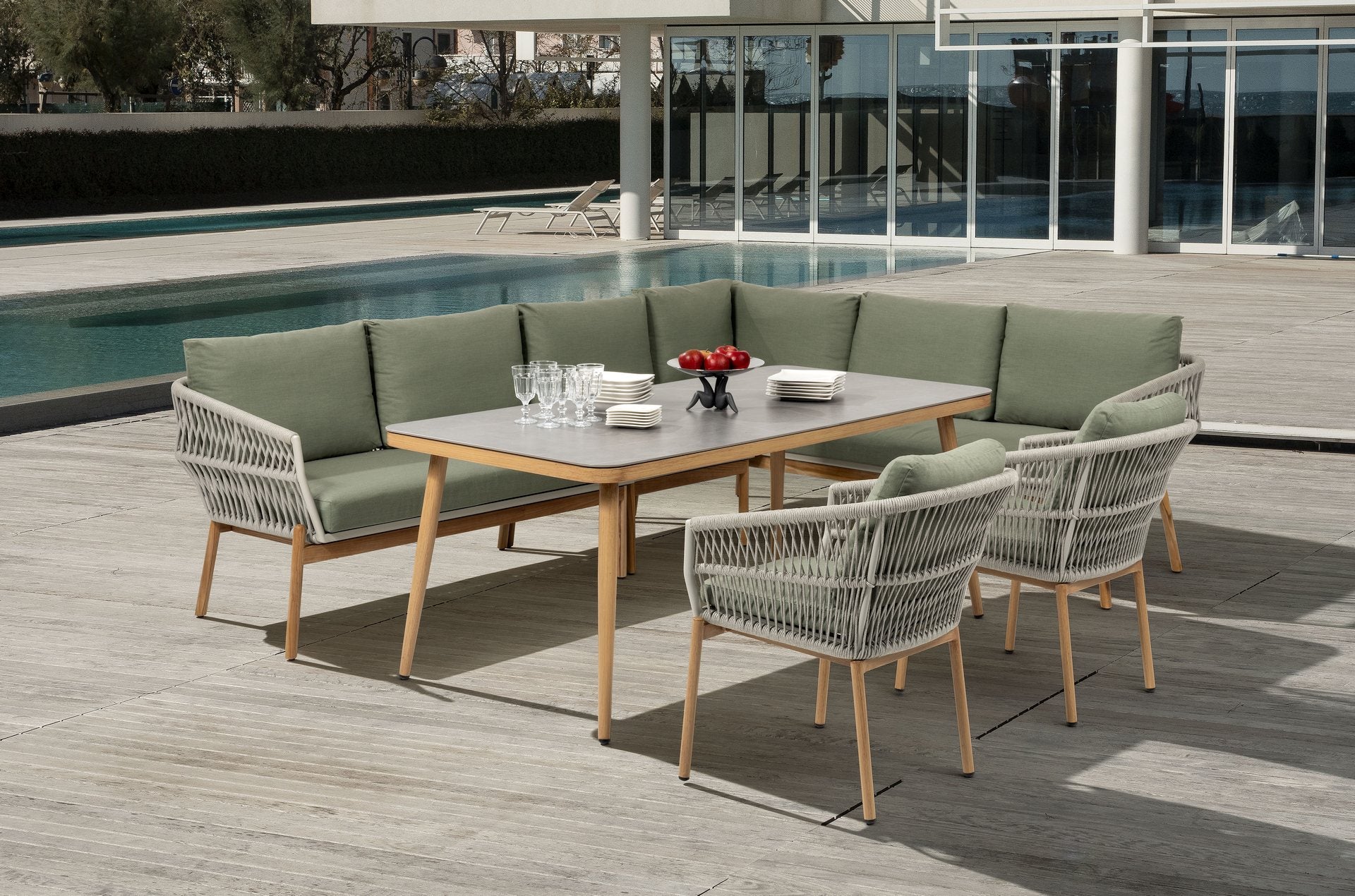 Alicia Garten Eckbankgruppe mit grauer Sinterstein-Tischplatte und grünen Kissen auf robustem Aluminiumgestell in Holzoptik.