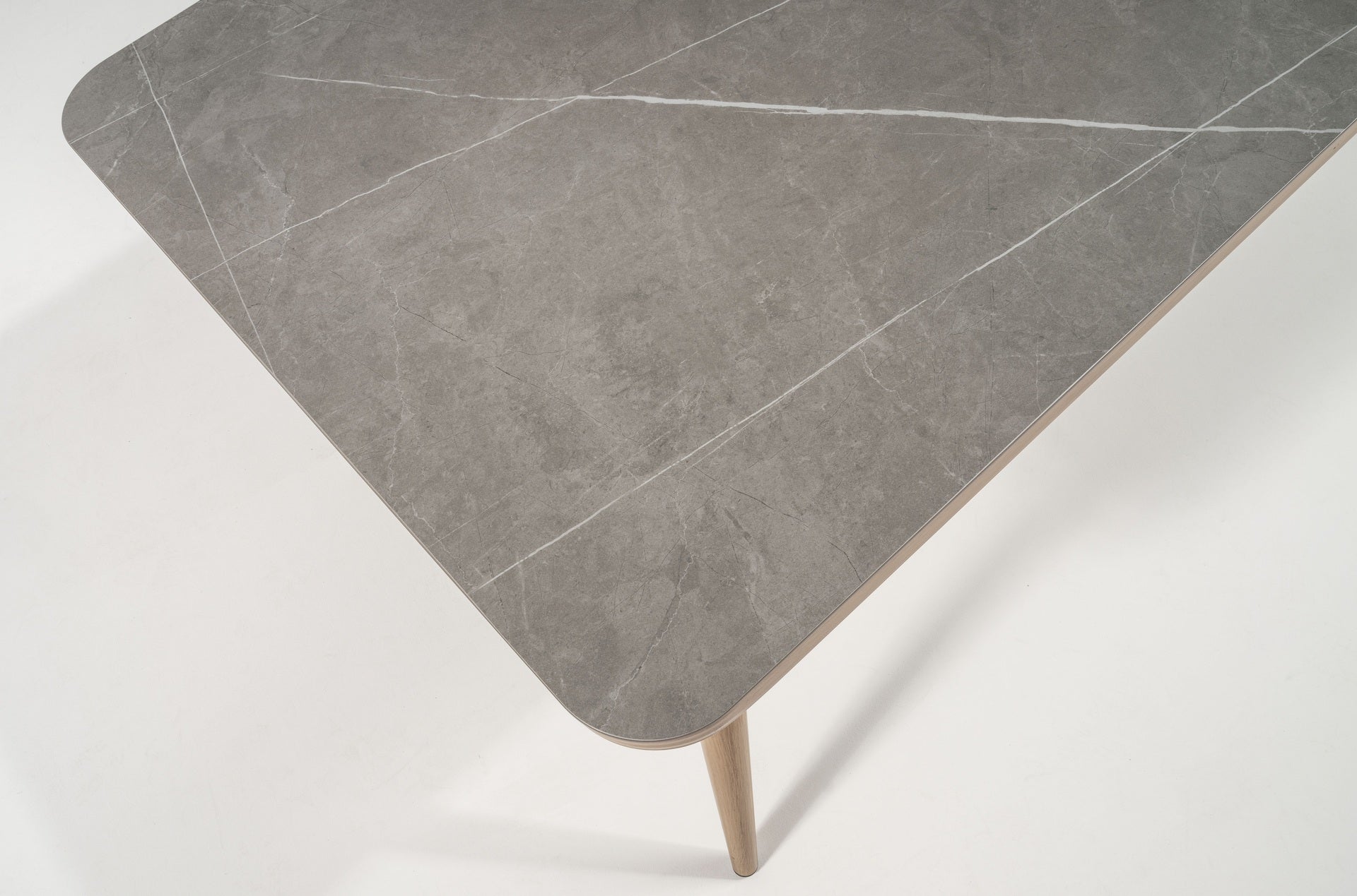 Alicia Garten Eckbankgruppe mit grauer Sinterstein-Tischplatte und grünen Kissen auf robustem Aluminiumgestell in Holzoptik.