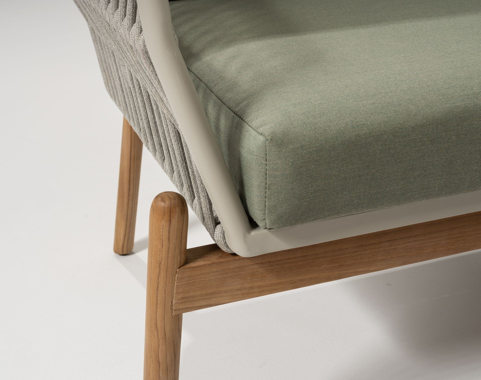 Alicia Garten Eckbankgruppe mit grauer Sinterstein-Tischplatte und grünen Kissen auf robustem Aluminiumgestell in Holzoptik.