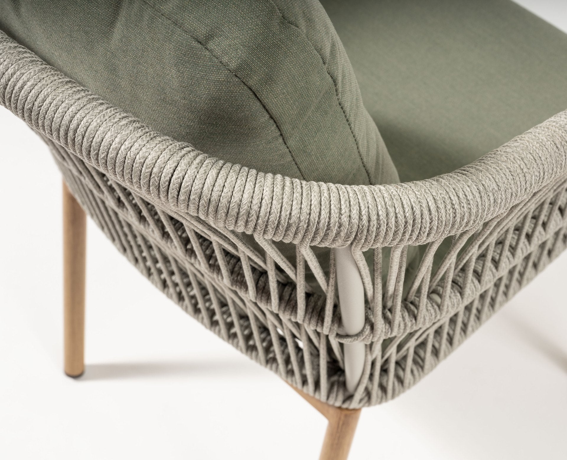 Alicia Garten Eckbankgruppe mit grauer Sinterstein-Tischplatte und grünen Kissen auf robustem Aluminiumgestell in Holzoptik.