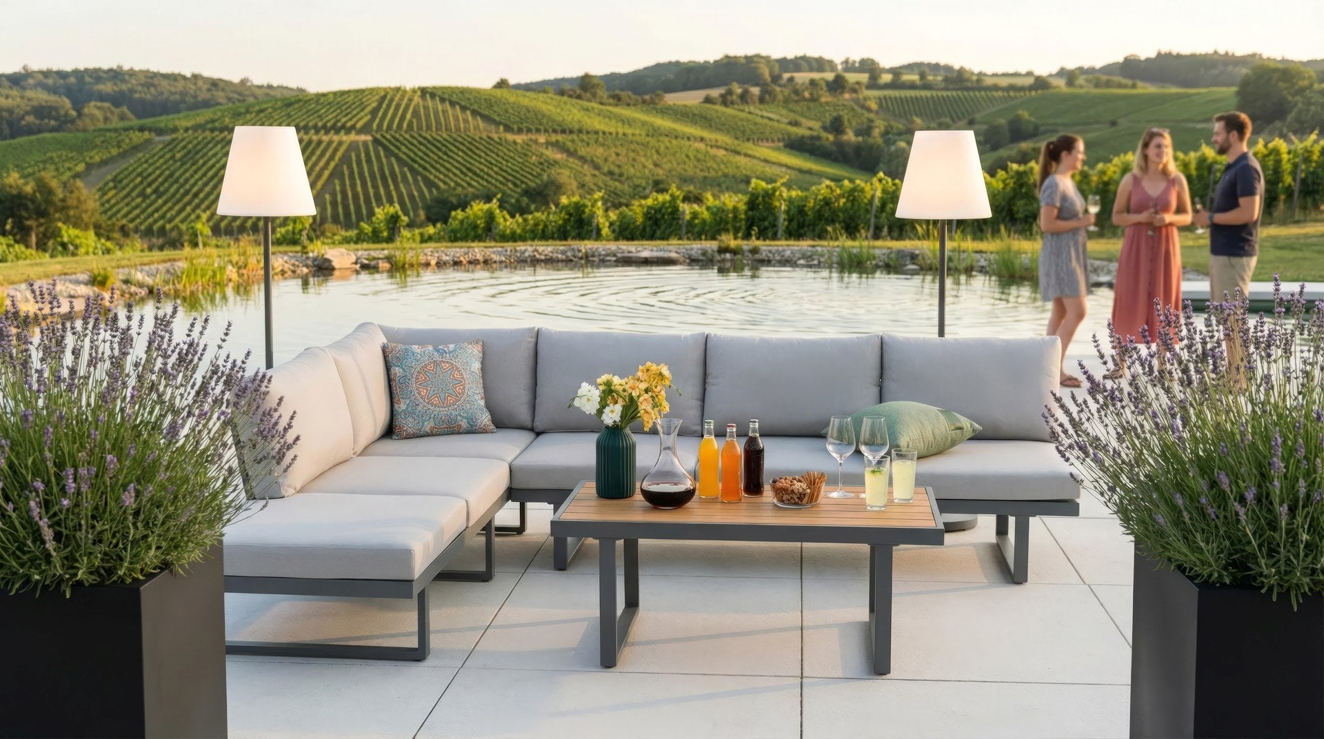 Loungegruppe Balthasar mit anthrazitfarbenem Aluminiumgestell, grau-beigen Kissen und Couchtisch mit Polywood-Lattung in Teakholzoptik.