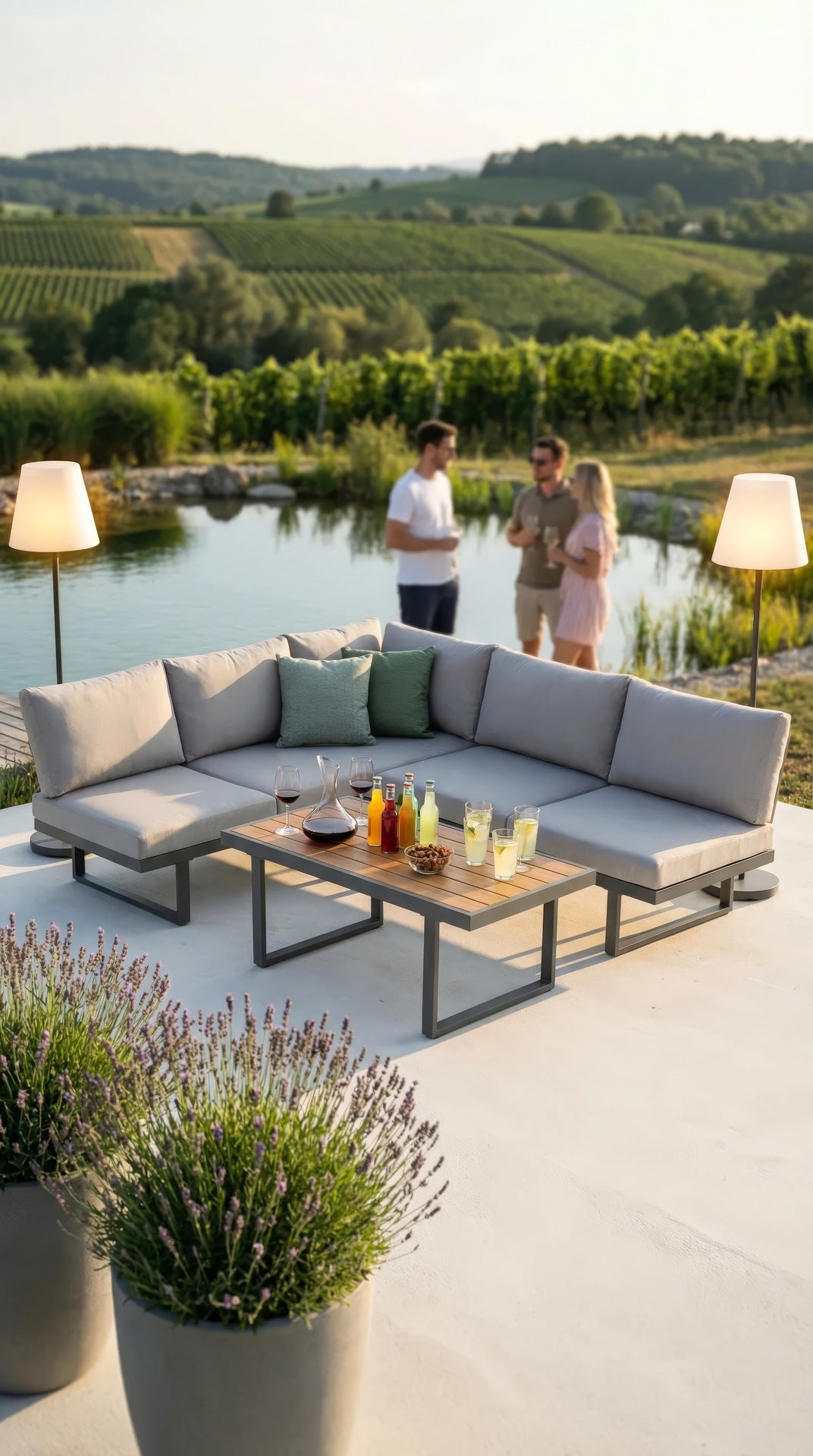 Loungegruppe Balthasar mit anthrazitfarbenem Aluminiumgestell, grau-beigen Kissen und Couchtisch mit Polywood-Lattung in Teakholzoptik.