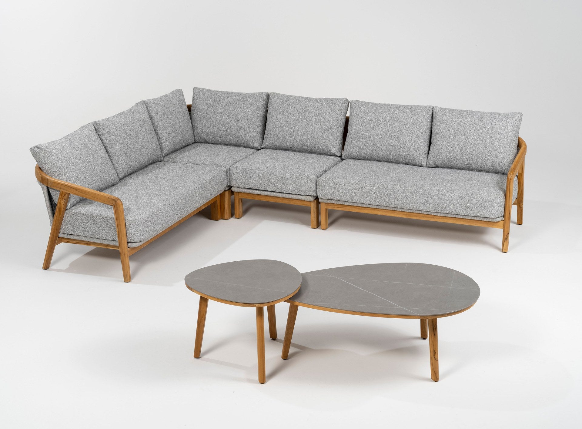 Bella Eck-Gartenlounge aus massivem Teakholz mit hellgrauen Outdoor-Polstern und Couchtischen mit Sinterstone-Tischplatten