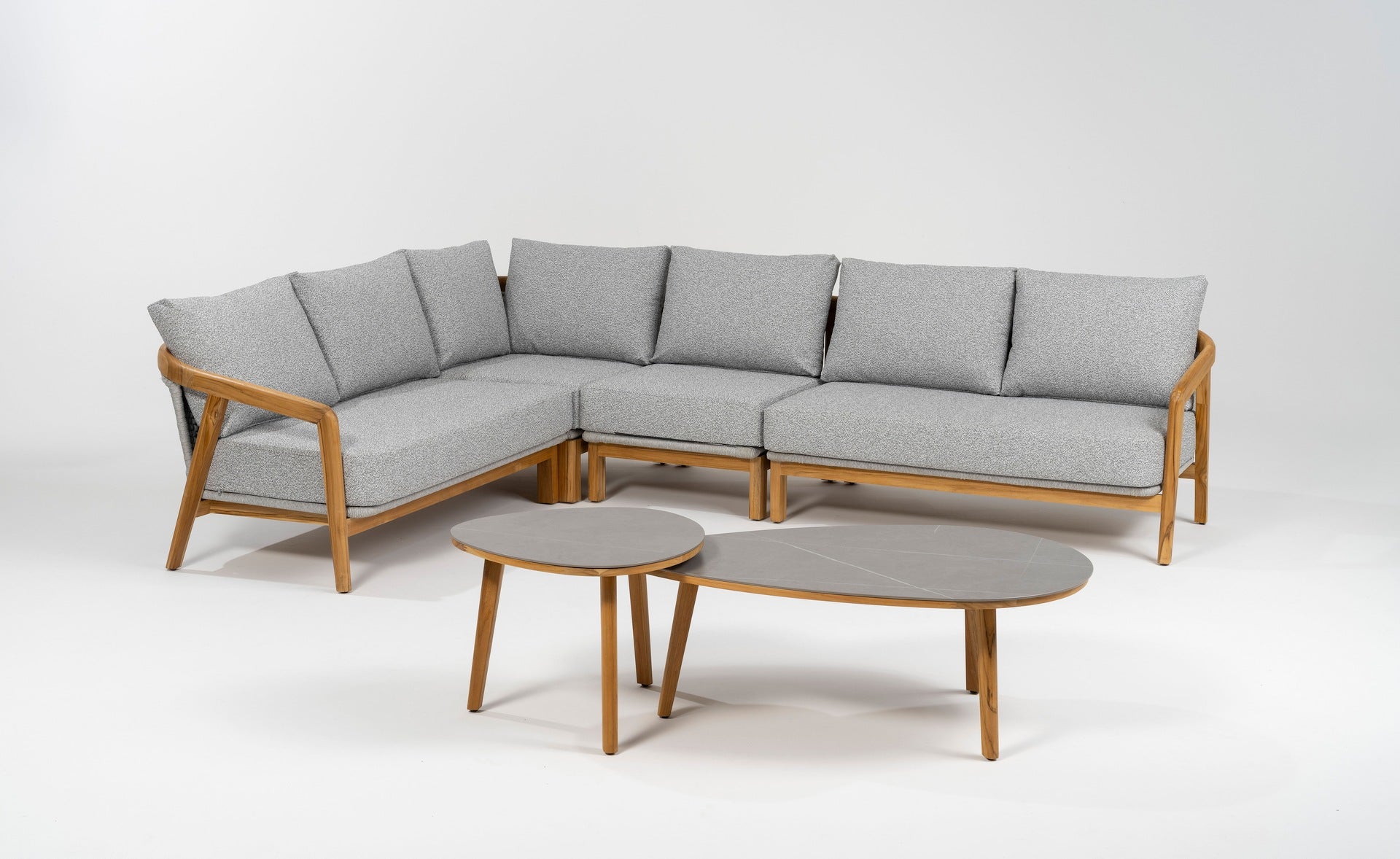 Bella Eck-Gartenlounge aus massivem Teakholz mit hellgrauen Outdoor-Polstern und Couchtischen mit Sinterstone-Tischplatten