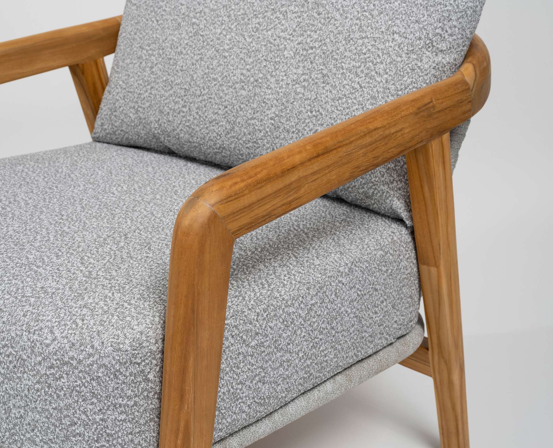 Sofagruppe Bella aus massivem Teakholz mit hellgrauen Outdoor-Polstern und Couchtisch mit Sinterstone-Tischplatte