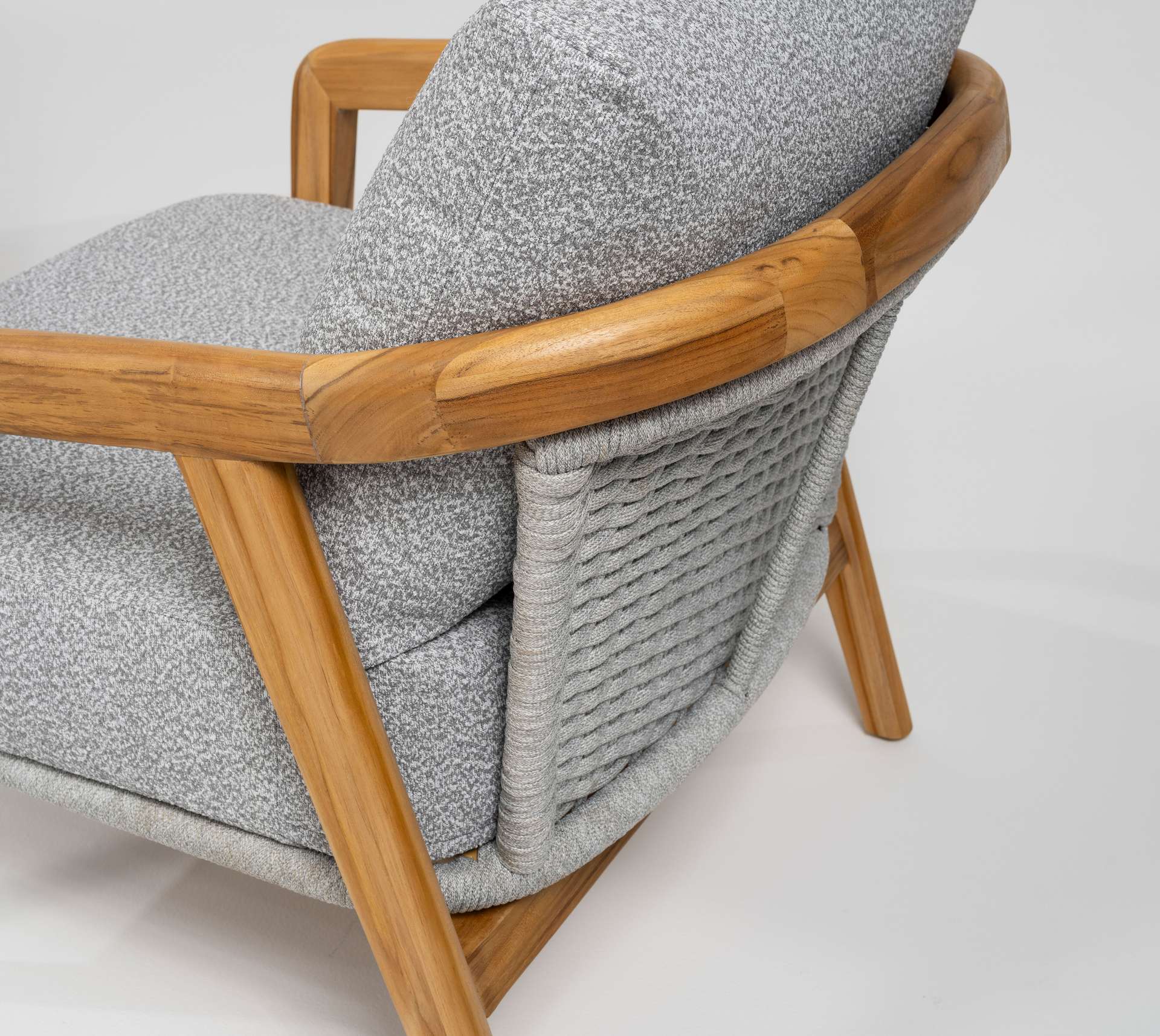 Sofagruppe Bella aus massivem Teakholz mit hellgrauen Outdoor-Polstern und Couchtisch mit Sinterstone-Tischplatte