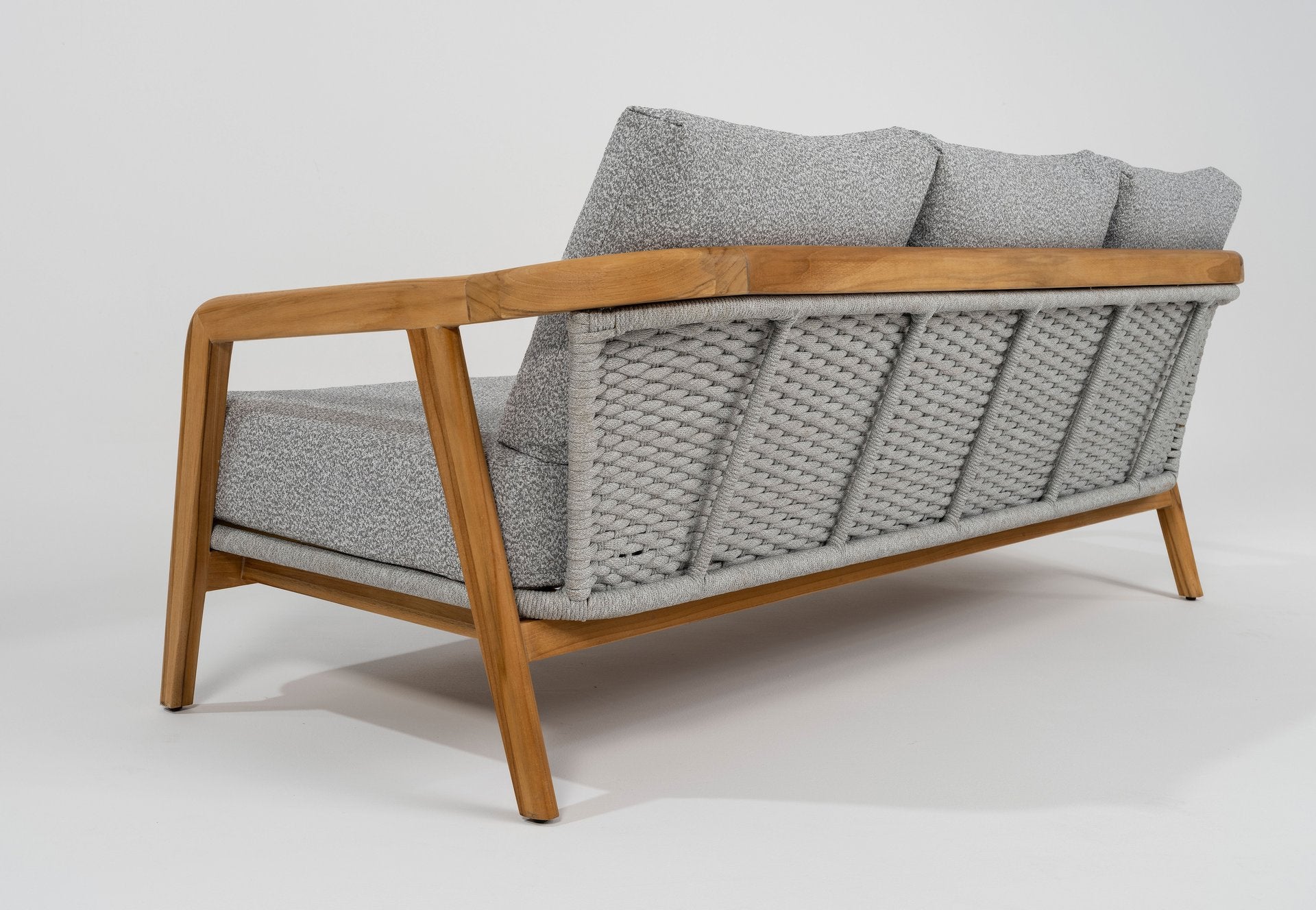 Sofagruppe Bella aus massivem Teakholz mit hellgrauen Outdoor-Polstern und Couchtisch mit Sinterstone-Tischplatte