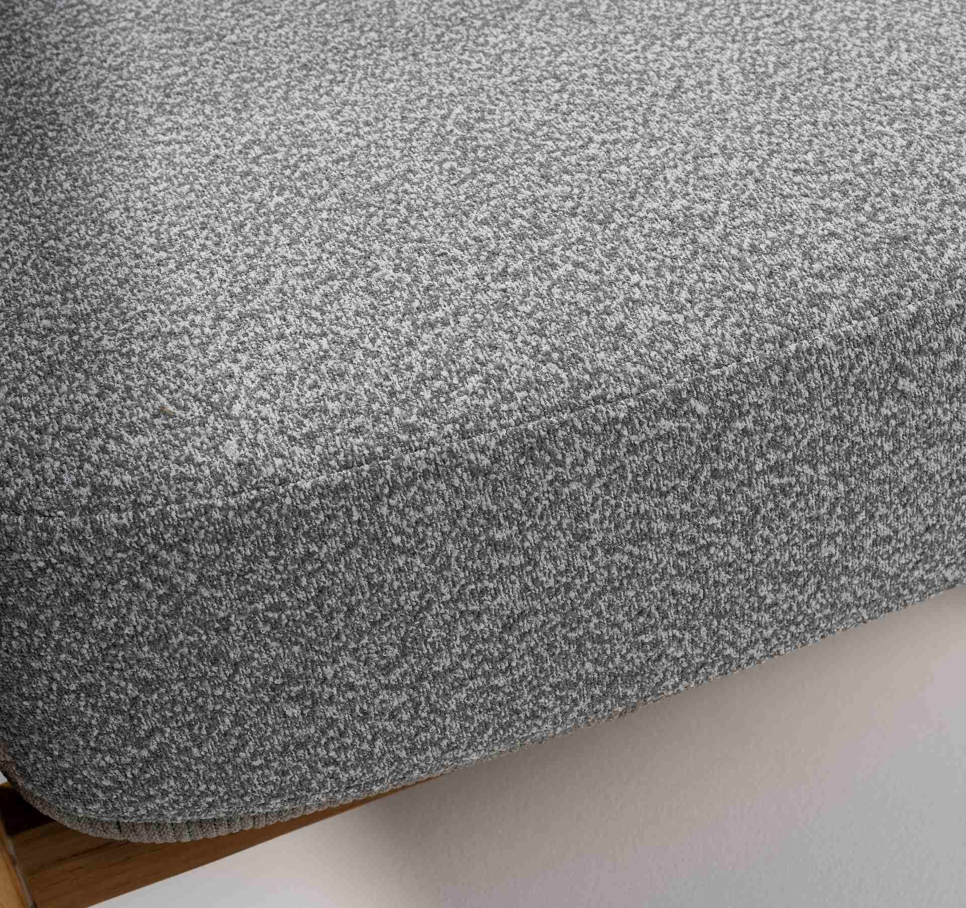 Sofagruppe Bella aus massivem Teakholz mit hellgrauen Outdoor-Polstern und Couchtisch mit Sinterstone-Tischplatte