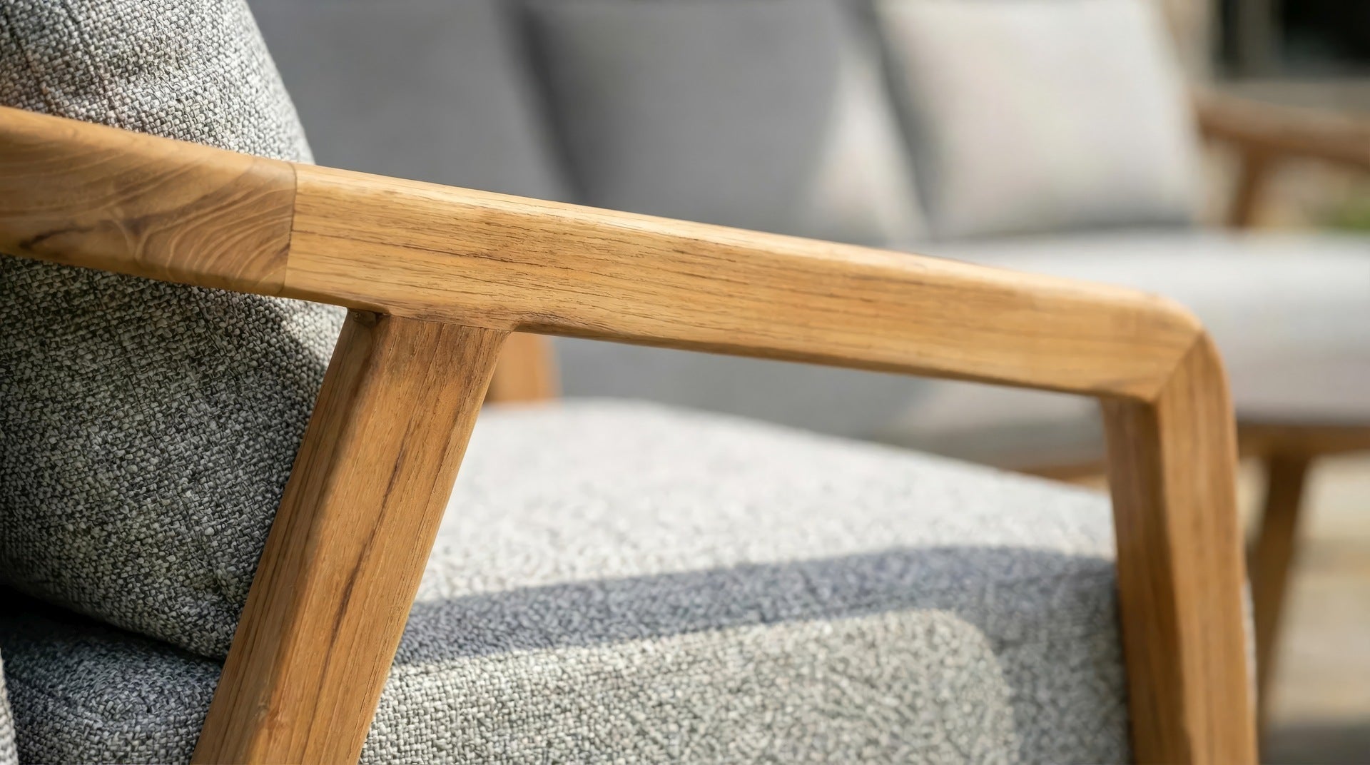 Sofagruppe Bella aus massivem Teakholz mit hellgrauen Outdoor-Polstern und Couchtisch mit Sinterstone-Tischplatte