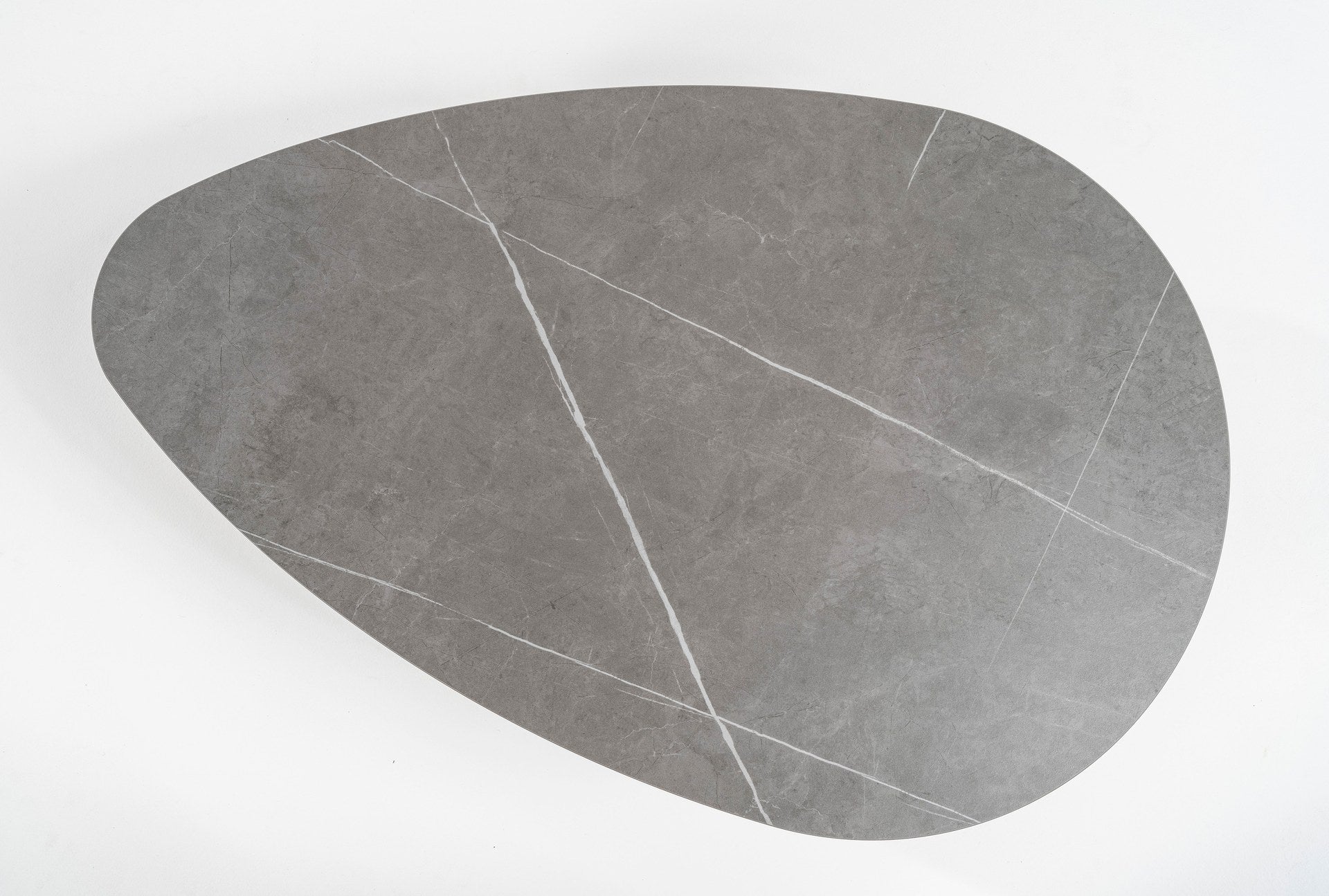 Sofagruppe Bella aus massivem Teakholz mit hellgrauen Outdoor-Polstern und Couchtisch mit Sinterstone-Tischplatte