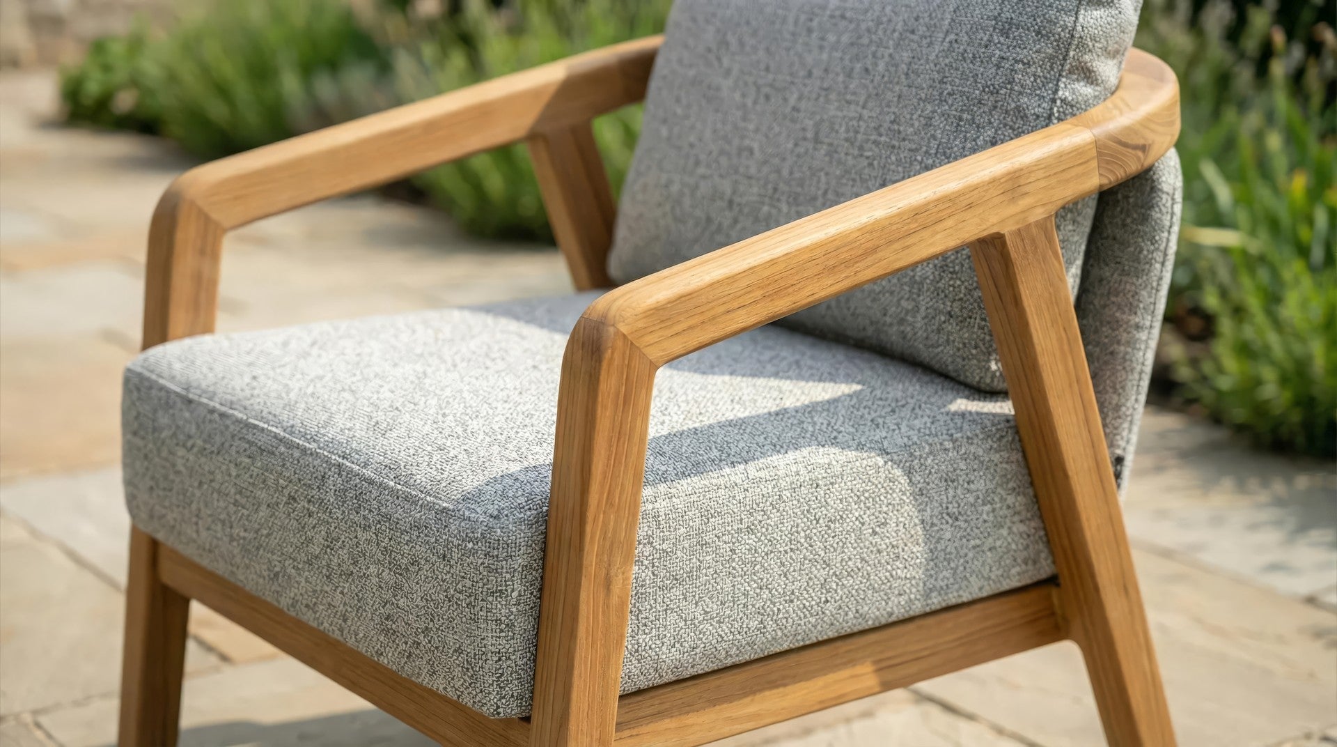 Sofagruppe Bella aus massivem Teakholz mit hellgrauen Outdoor-Polstern und Couchtisch mit Sinterstone-Tischplatte
