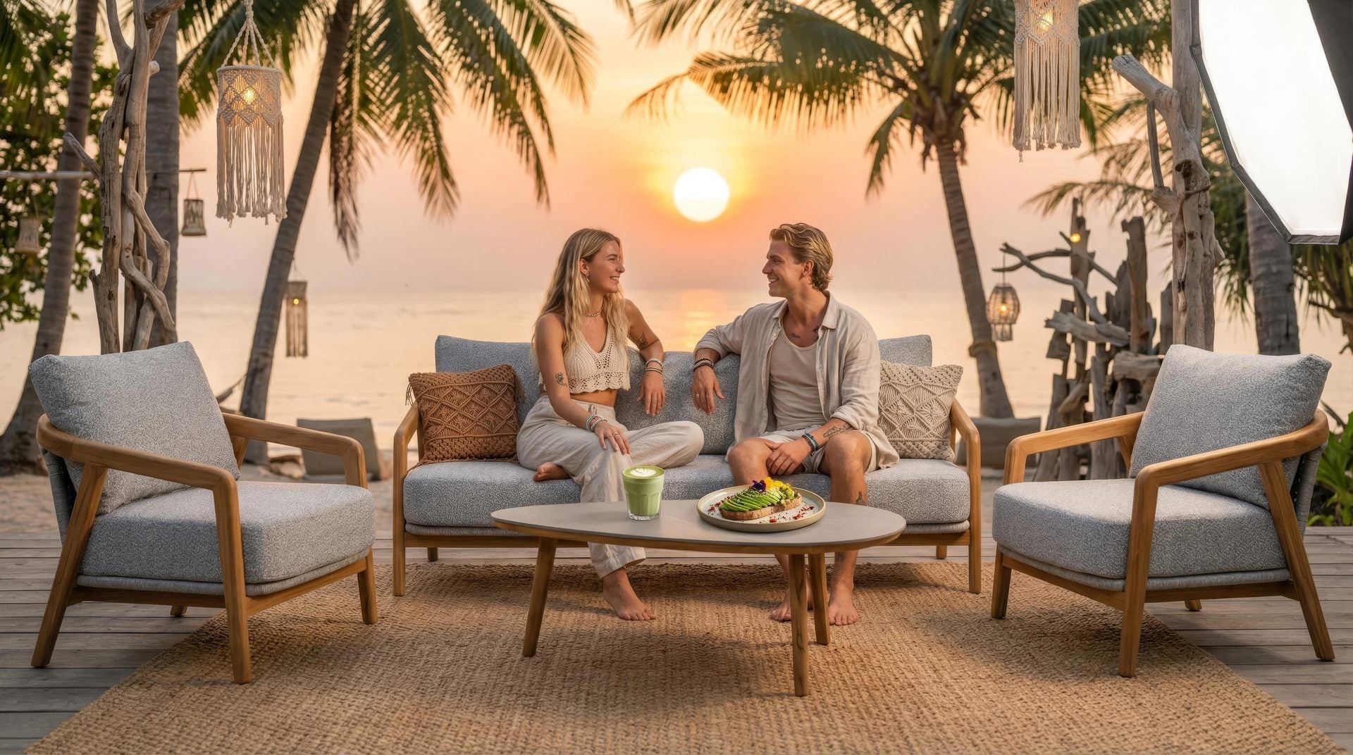 Sofagruppe Bella aus massivem Teakholz mit hellgrauen Outdoor-Polstern und Couchtisch mit Sinterstone-Tischplatte