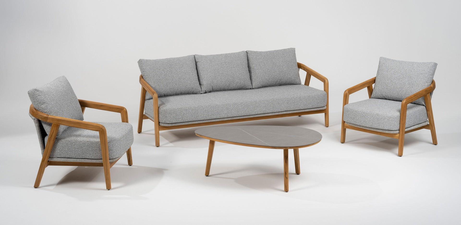 Sofagruppe Bella aus massivem Teakholz mit hellgrauen Outdoor-Polstern und Couchtisch mit Sinterstone-Tischplatte