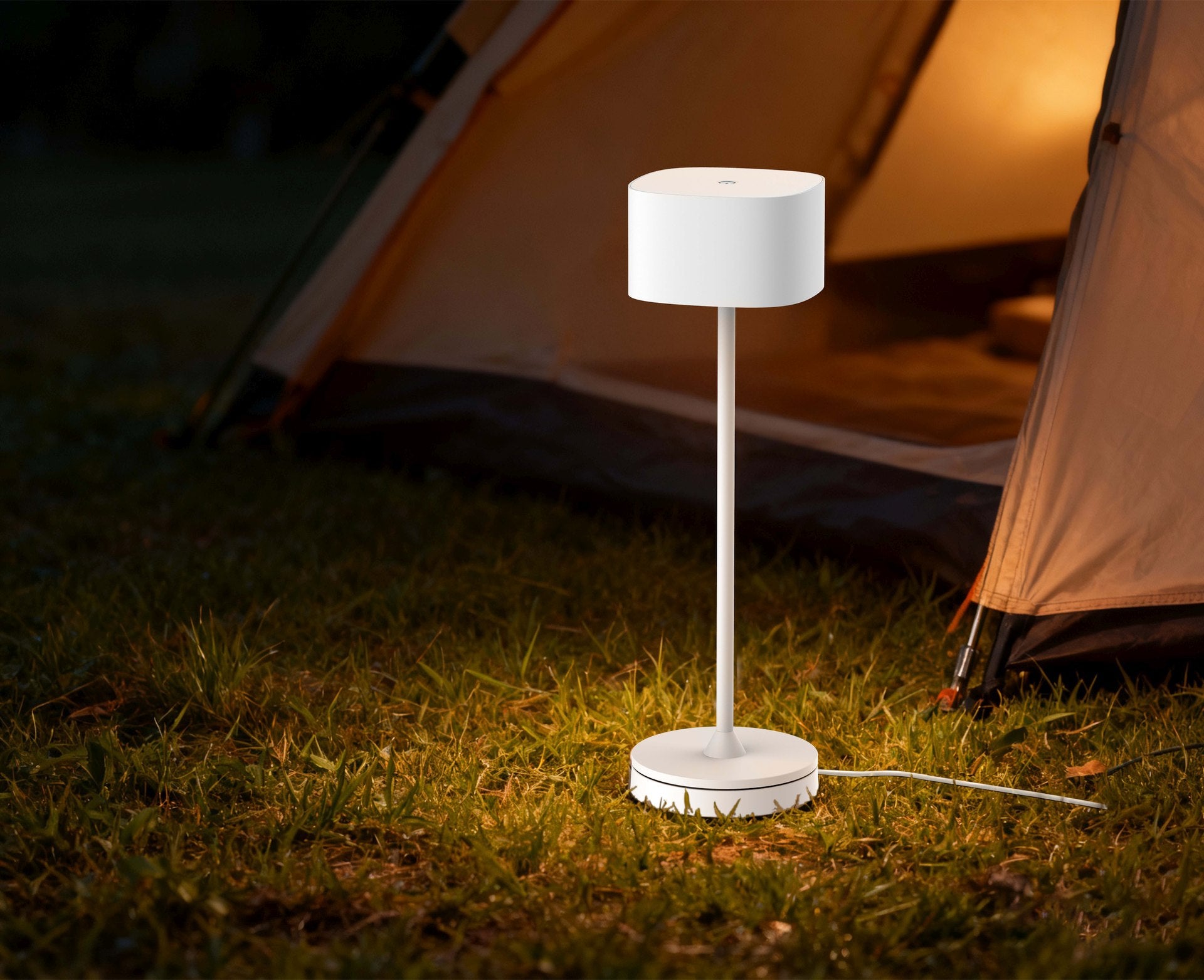 LED Tischlampe Bright für Outdoor und Indoor mit Akku, Touch-Dimmung und Ladeplatte in Schwarz, Silber oder Weiß