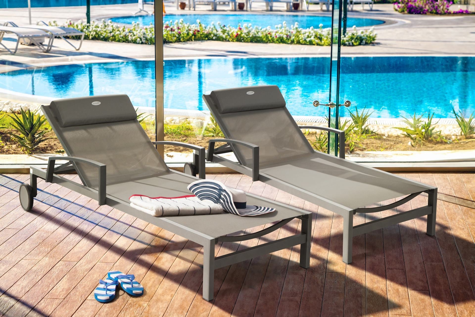 Sonnenliege Caesar mit Aluminiumgestell und Textilen-Bespannung in Dunkelgrau, ausgestattet mit Armstützen und Kopfpolster.