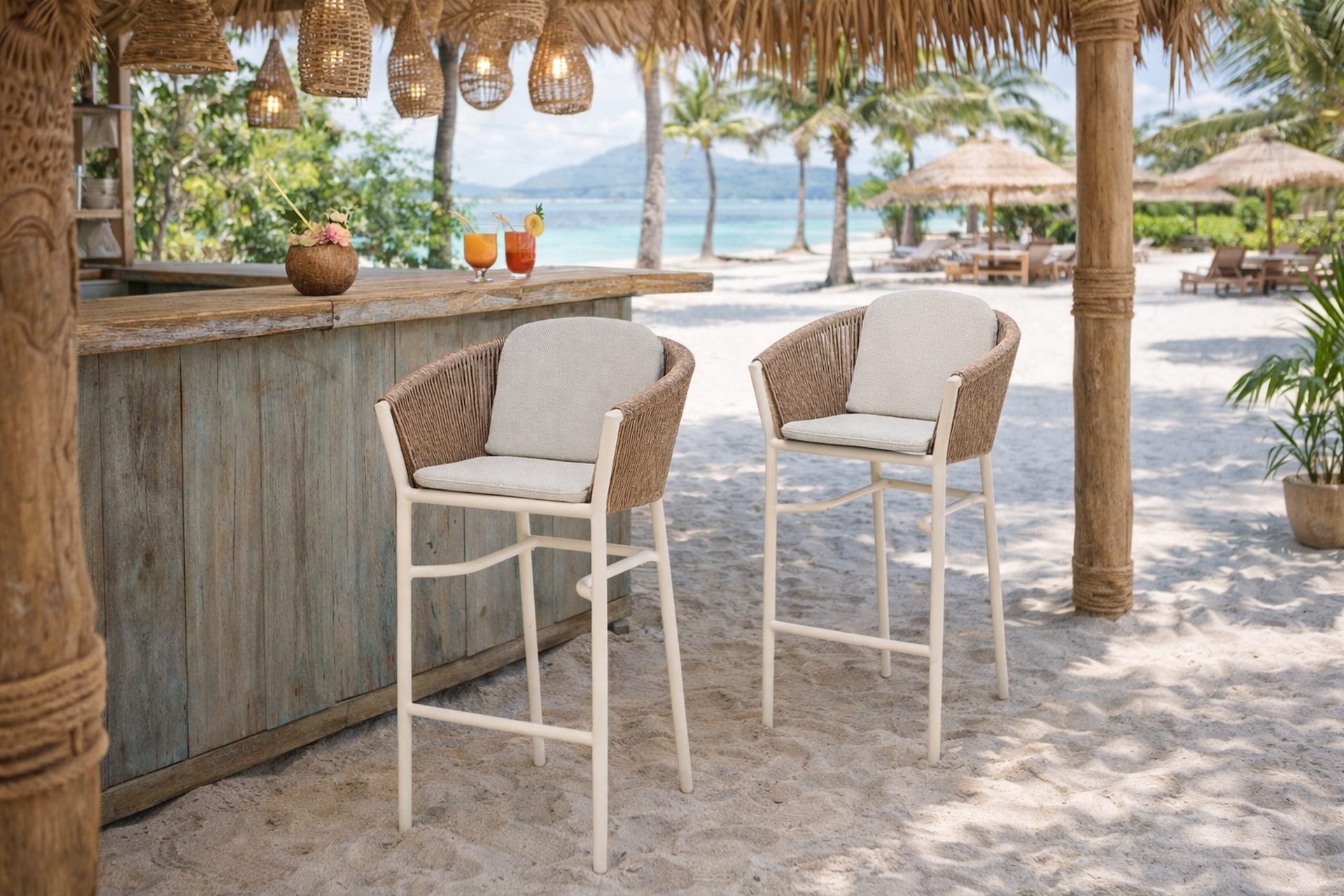 Barhocker Cassidy aus Aluminium in Ivory mit natur-melierten Kunststoffschnüren und hellgrauen Sitz- und Rückenkissen