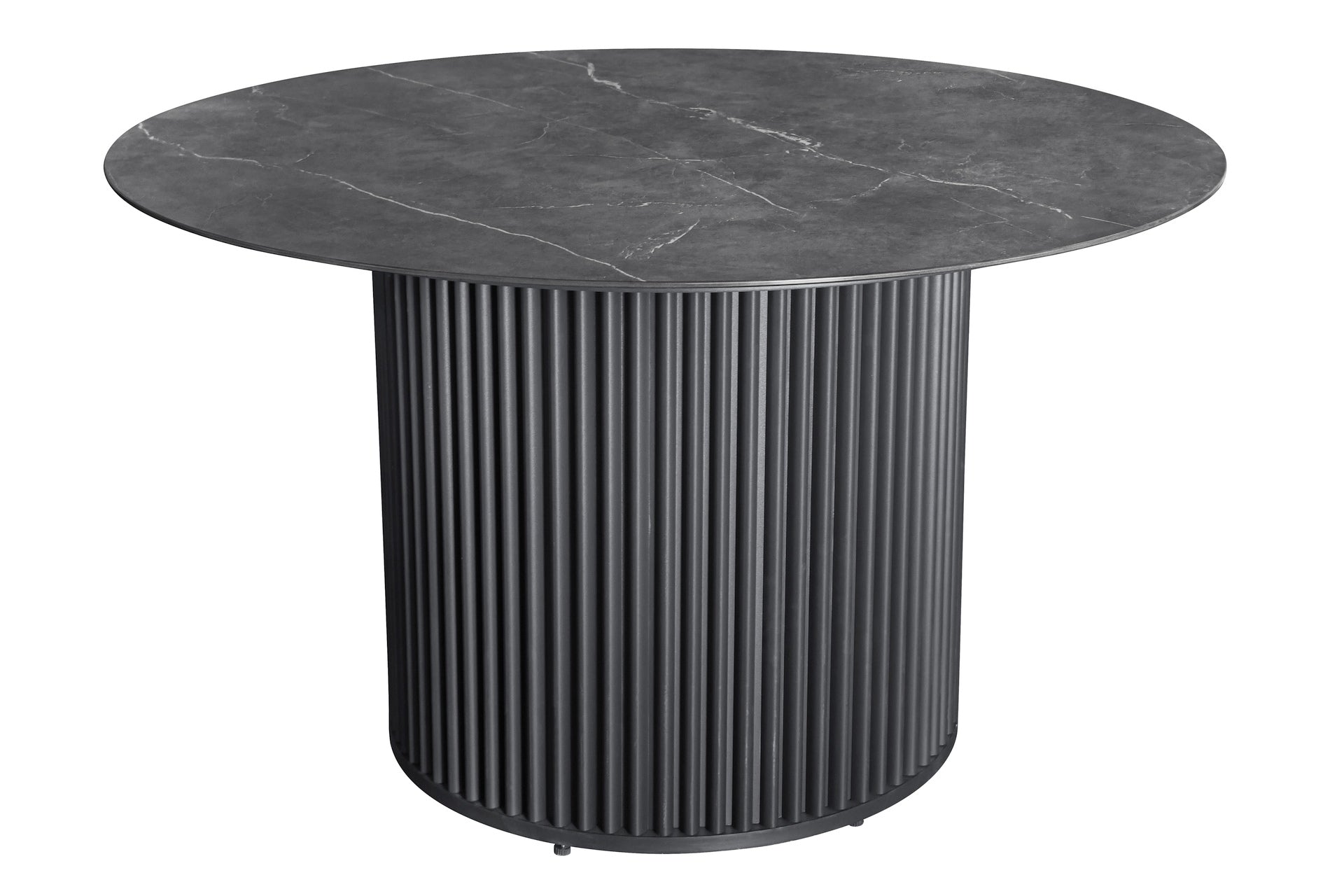 Tischgruppe Cassiopeia mit rundem Gartentisch aus Sinterstone und 6 Armstühlen Tristan mit Teakholz-Details.