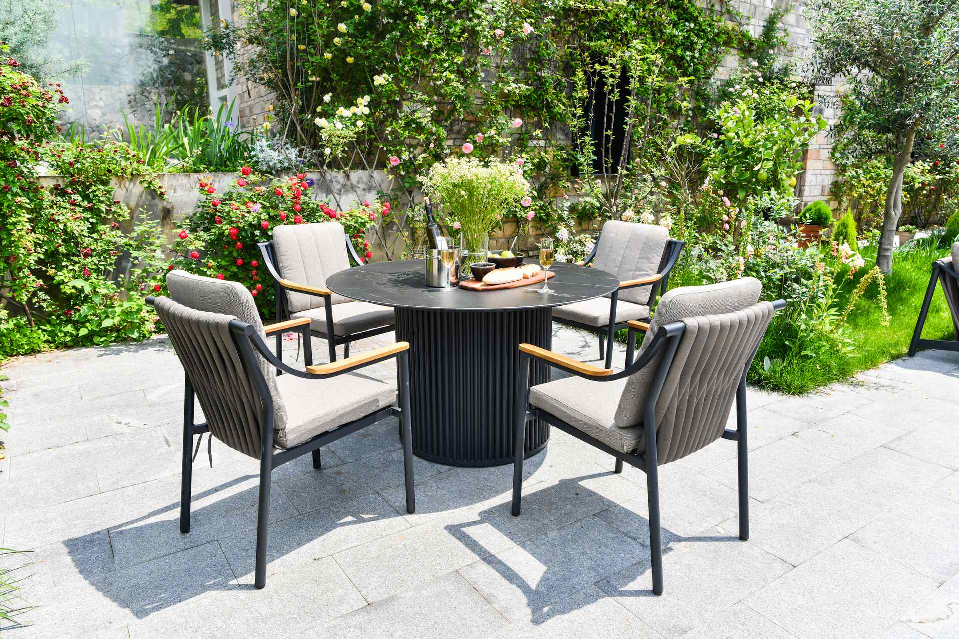 Cassiopeia Gartentisch Rund Ø 130 cm mit Sinterstone-Tischplatte in Marmoroptik Dunkel und Aluminiumgestell Dunkelgrau.