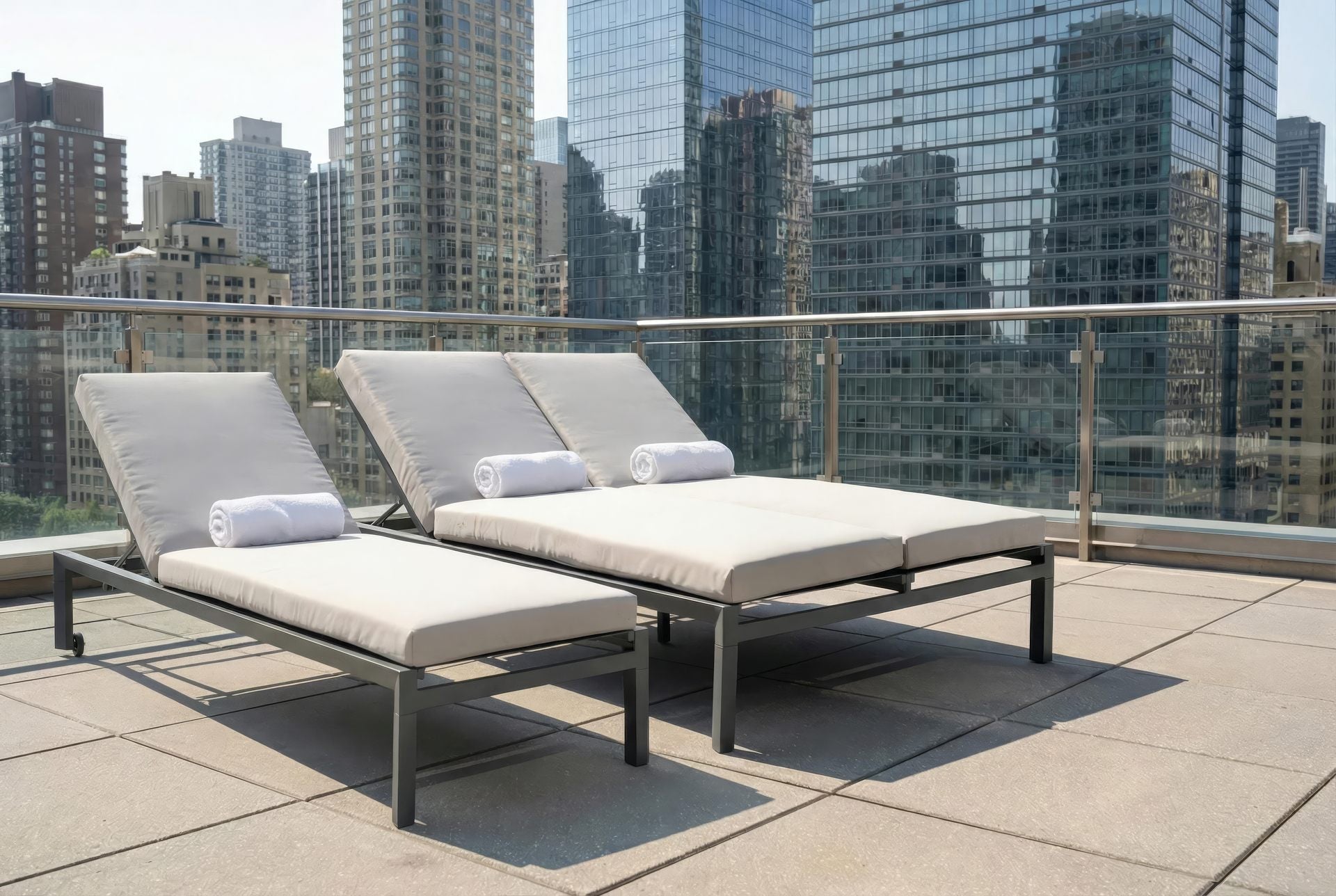 Sonnenliege Cedric-Single mit Aluminiumgestell, Textilen-Bespannung und wetterfester Kissenauflage in Anthrazit.