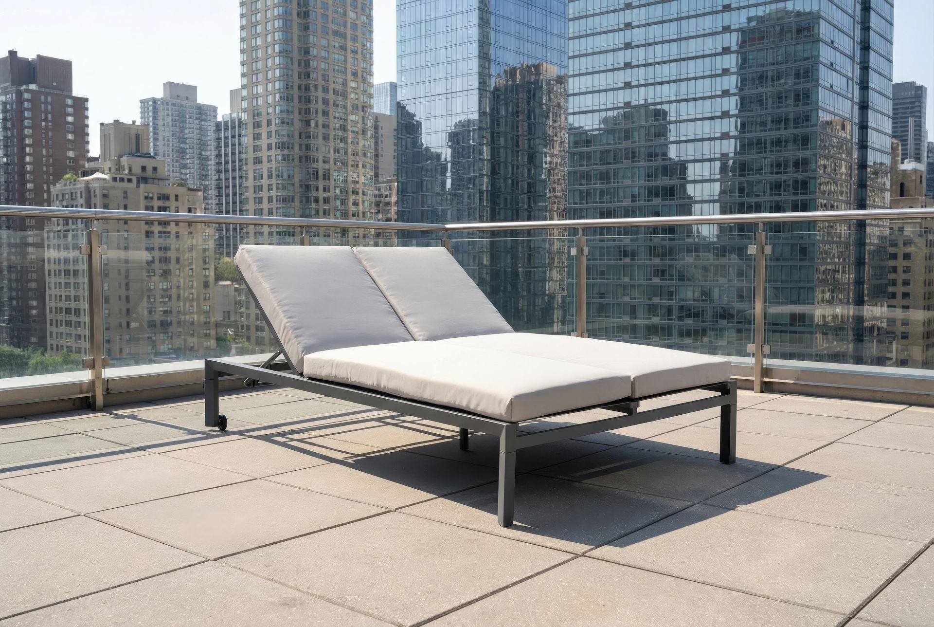 Doppelliege Cedric-Double mit individuell verstellbaren Rückenteilen und witterungsbeständiger Ausstattung, ideal für Paare, erhältlich bei Gartenmöbelshop.at.