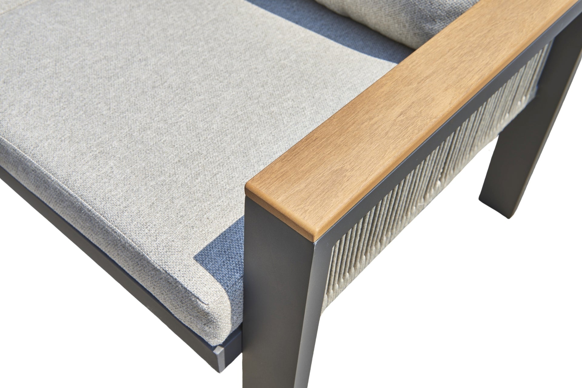 Chiara Eckbankgruppe mit anthrazitfarbenem Aluminiumgestell und Polywood-Armstützen in Teak-Optik, beige Textilschnüre und hellgraue Kissen, inklusive Tisch, bei Gartenmoebelshop.at verfügbar