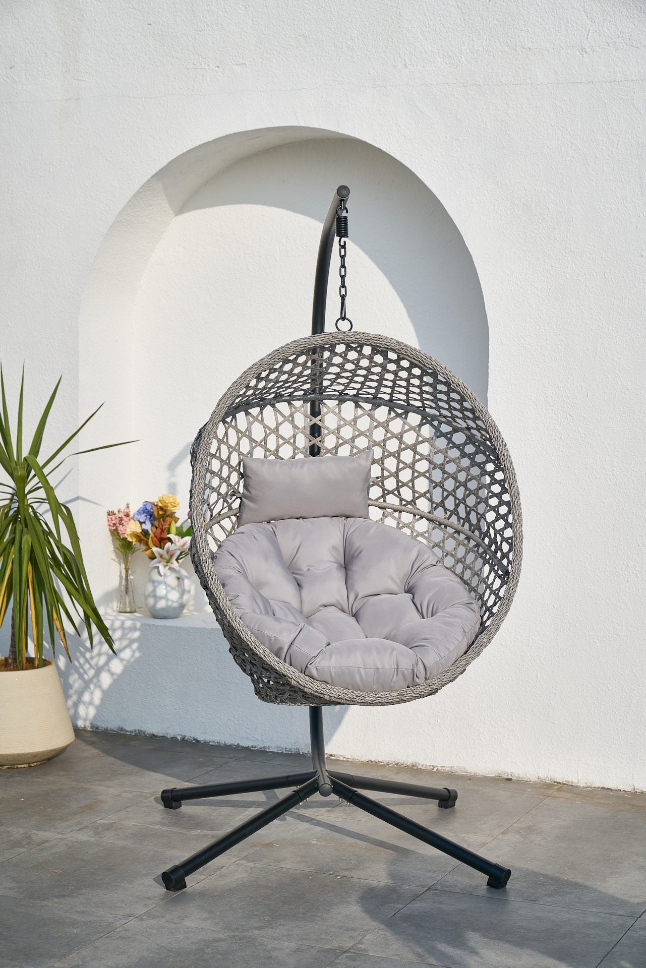 Hängekorb Cleo mit schwarzem Gestell, grauem Kunststoffgeflecht & grauen Polstern – zusammenklappbar & wetterfest.