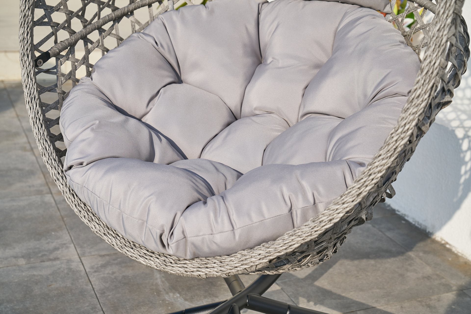 Hängekorb Cleo mit schwarzem Gestell, grauem Kunststoffgeflecht & grauen Polstern – zusammenklappbar & wetterfest.