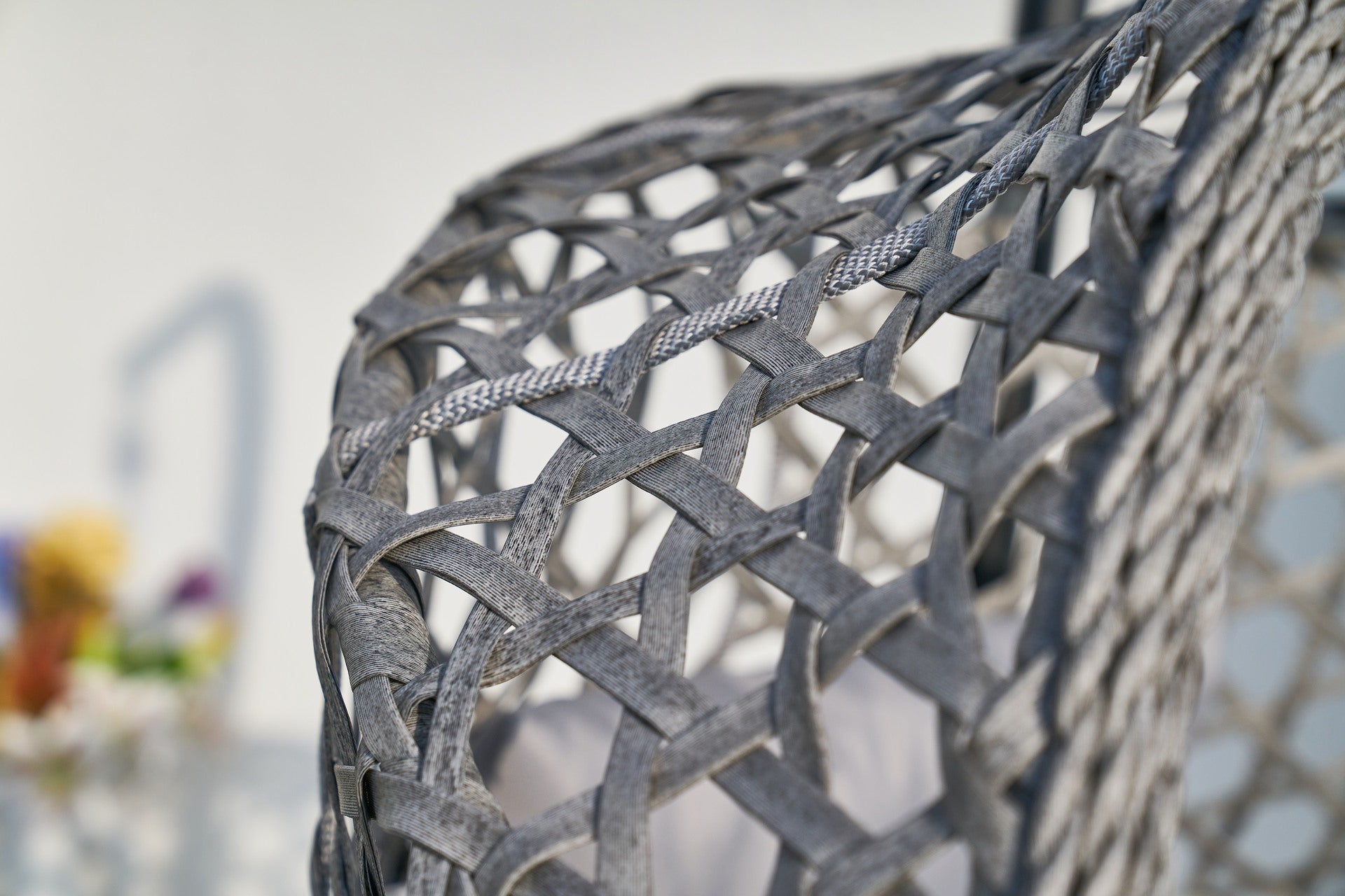 Hängekorb Cleo mit schwarzem Gestell, grauem Kunststoffgeflecht & grauen Polstern – zusammenklappbar & wetterfest.