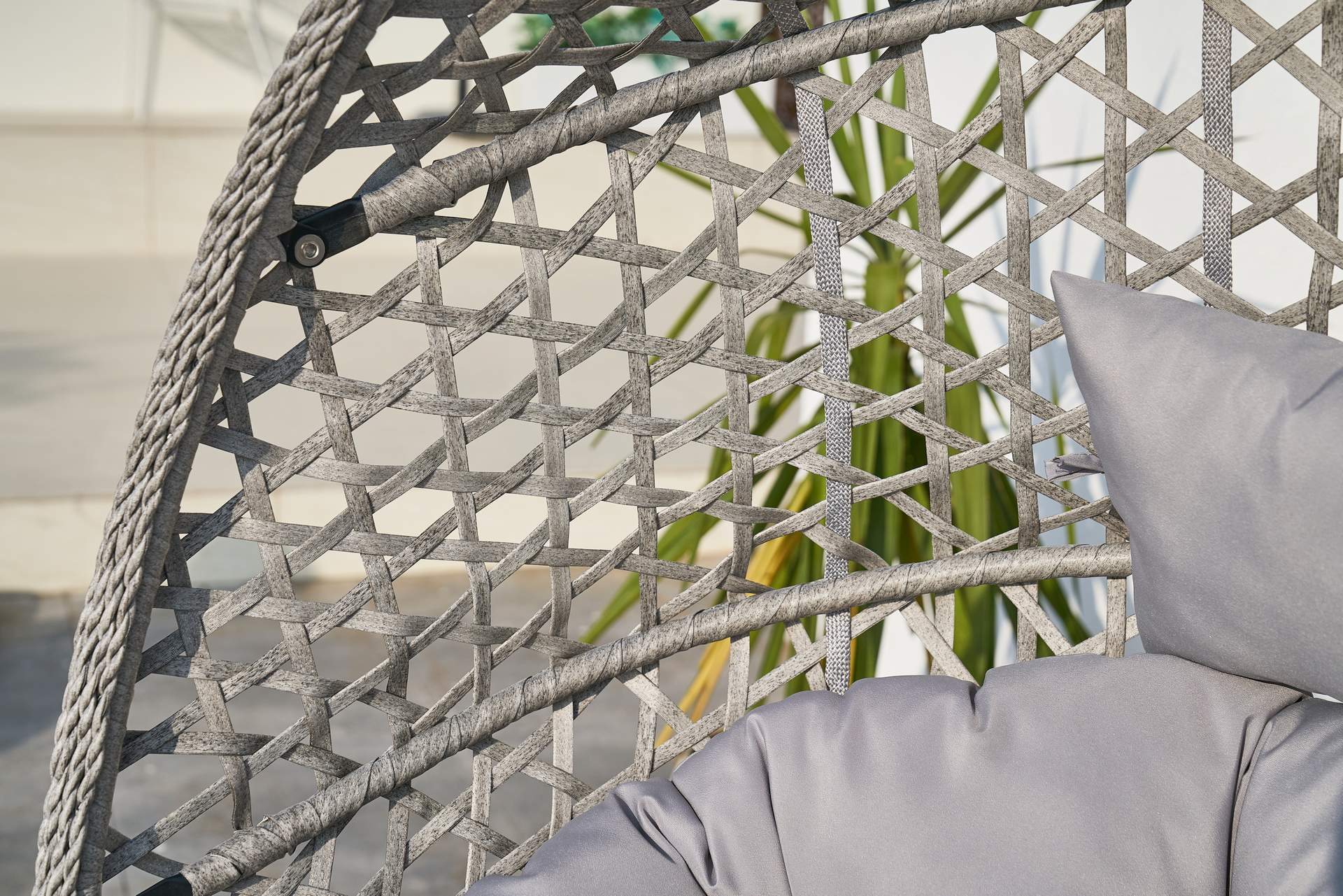 Hängekorb Cleo mit schwarzem Gestell, grauem Kunststoffgeflecht & grauen Polstern – zusammenklappbar & wetterfest.