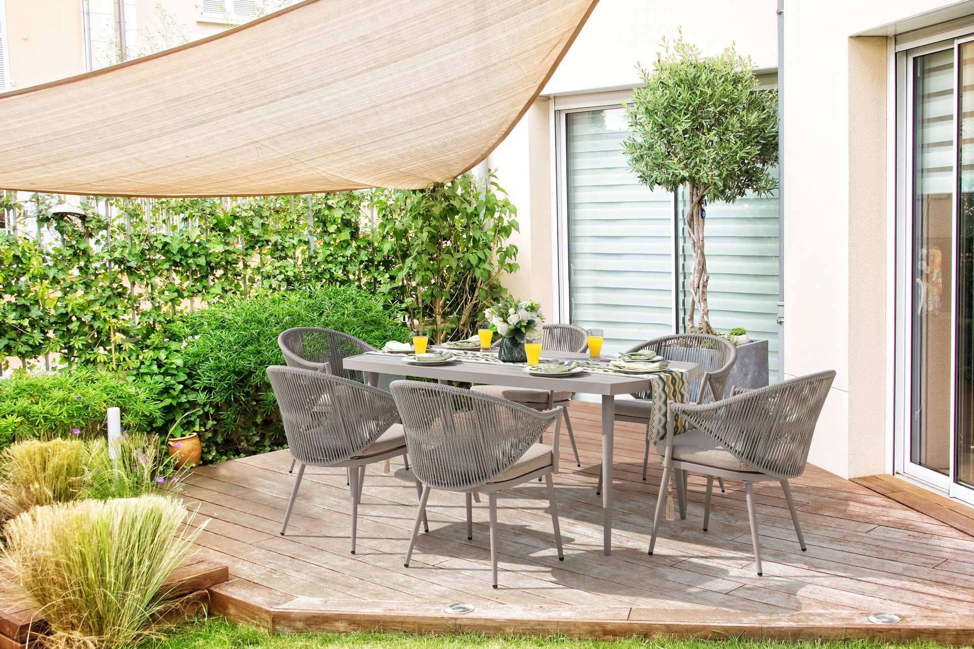 Tischgruppe Denise mit Esstisch 160x90 cm und 6 Armstühlen in grau-beige mit Textilschnüren und Sitzkissen – Outdoor Gartenmöbelshop.at