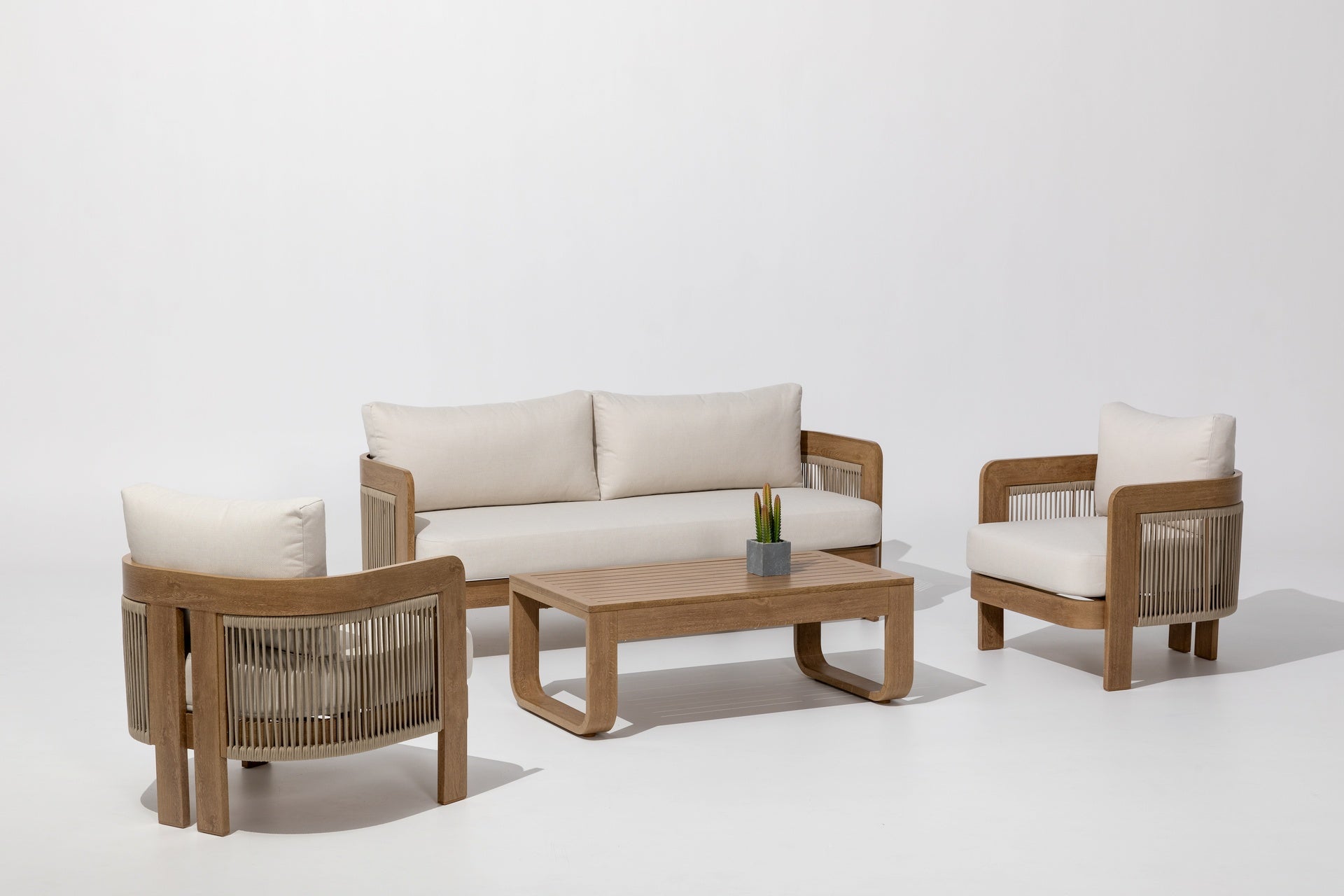 Loungegruppe Dorian mit Aluminium Wood Finish, Textilschnüren und beigen Outdoor-Kissen