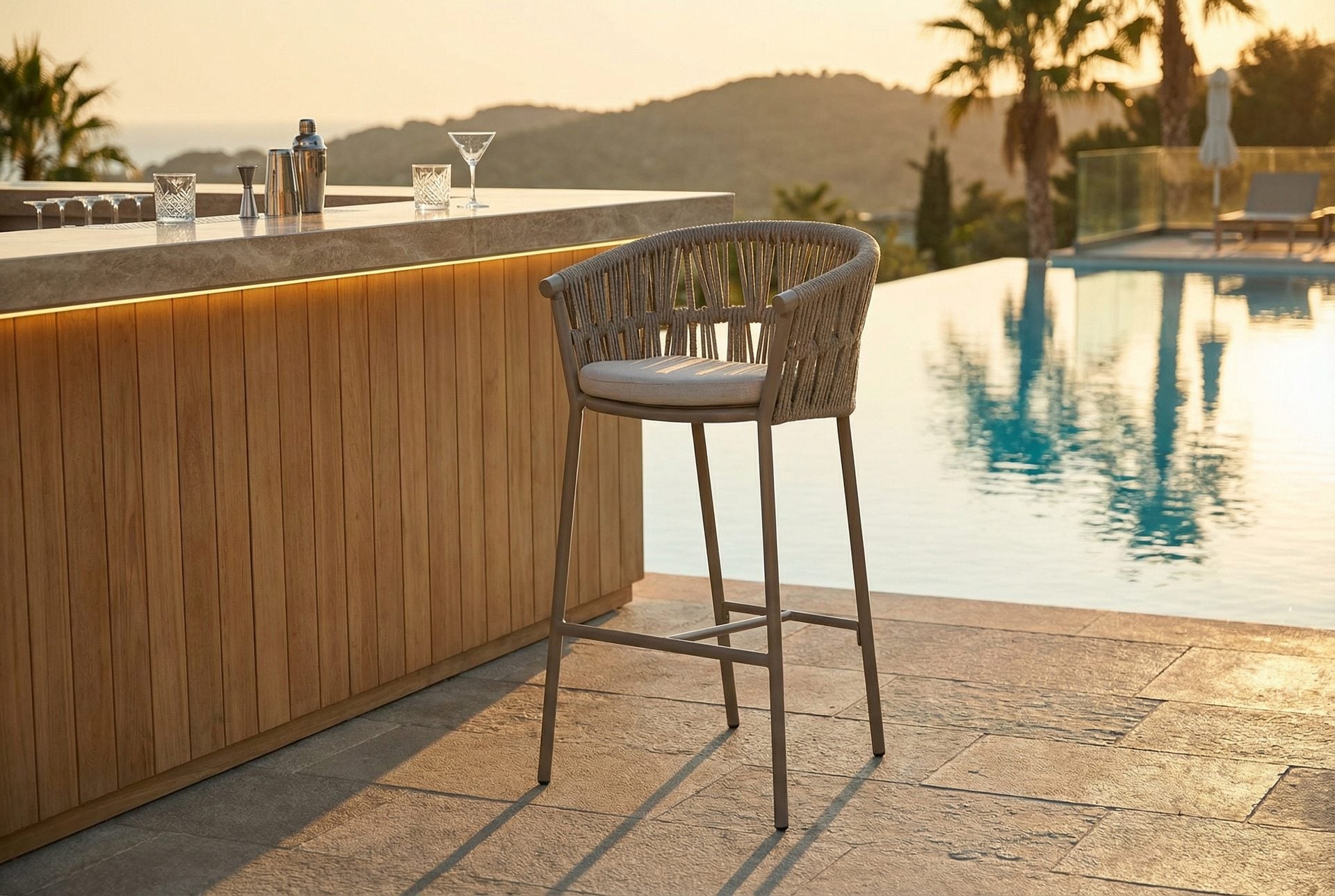 Barhocker Fenja aus Aluminium in Taupe mit beige-melierten Textilschnüren und cremefarbenem Sitzkissen