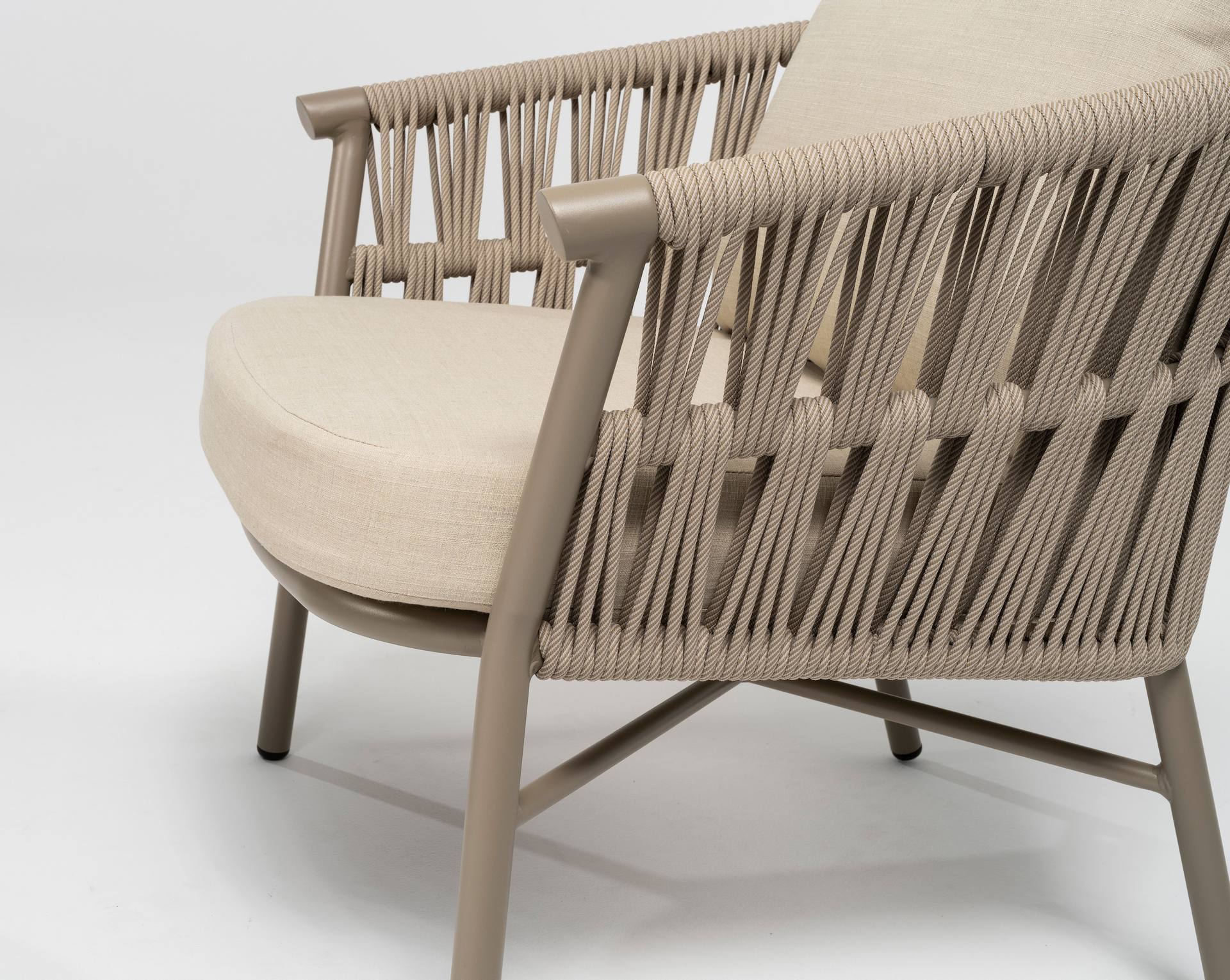 Loungegruppe Fenja aus Aluminium taupe mit beige-melierten Textilschnüren und cremefarbenen Kissen – Set mit 2er Bank, 2 Sesseln und 2 Couchtischen