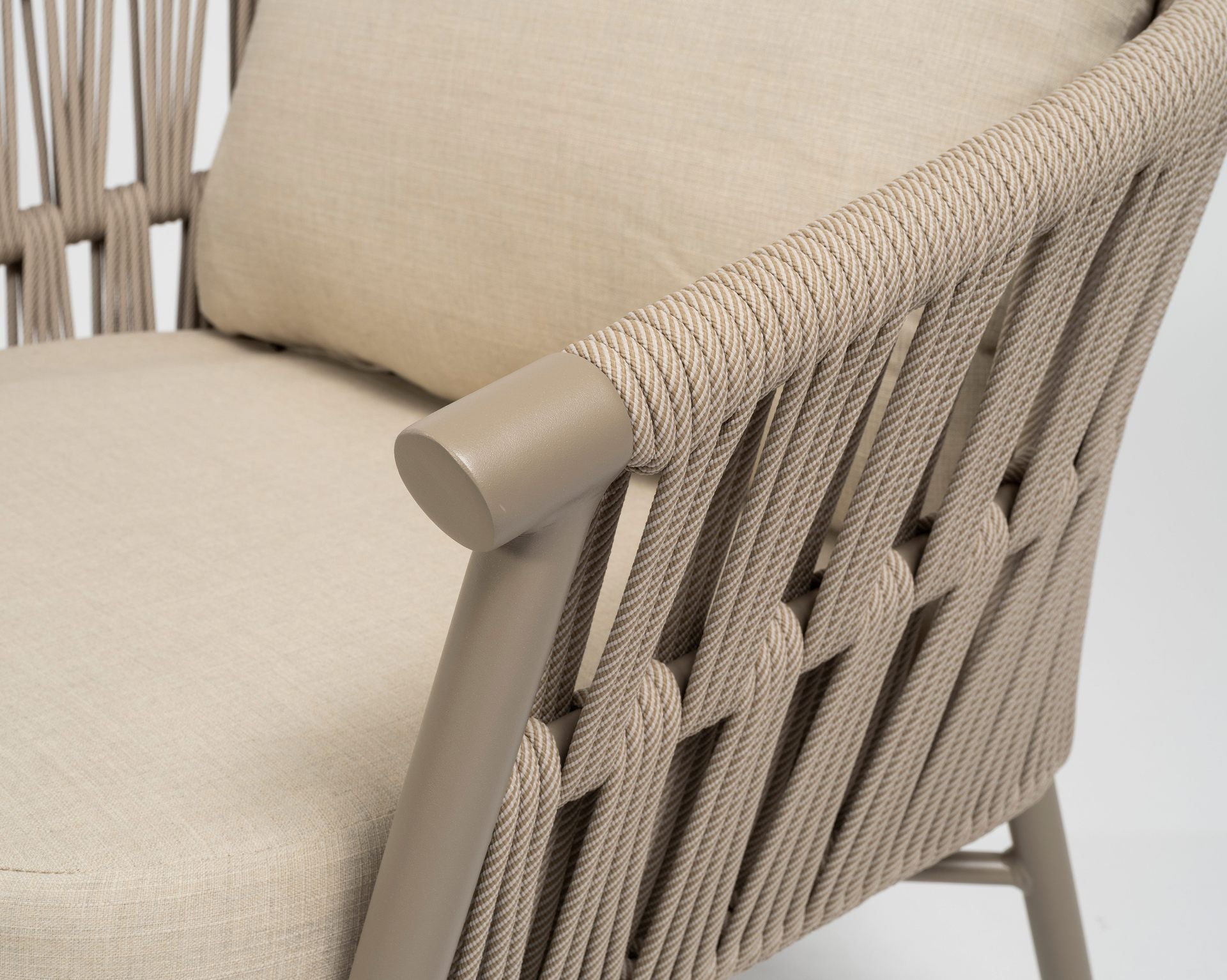 Loungegruppe Fenja aus Aluminium taupe mit beige-melierten Textilschnüren und cremefarbenen Kissen – Set mit 2er Bank, 2 Sesseln und 2 Couchtischen