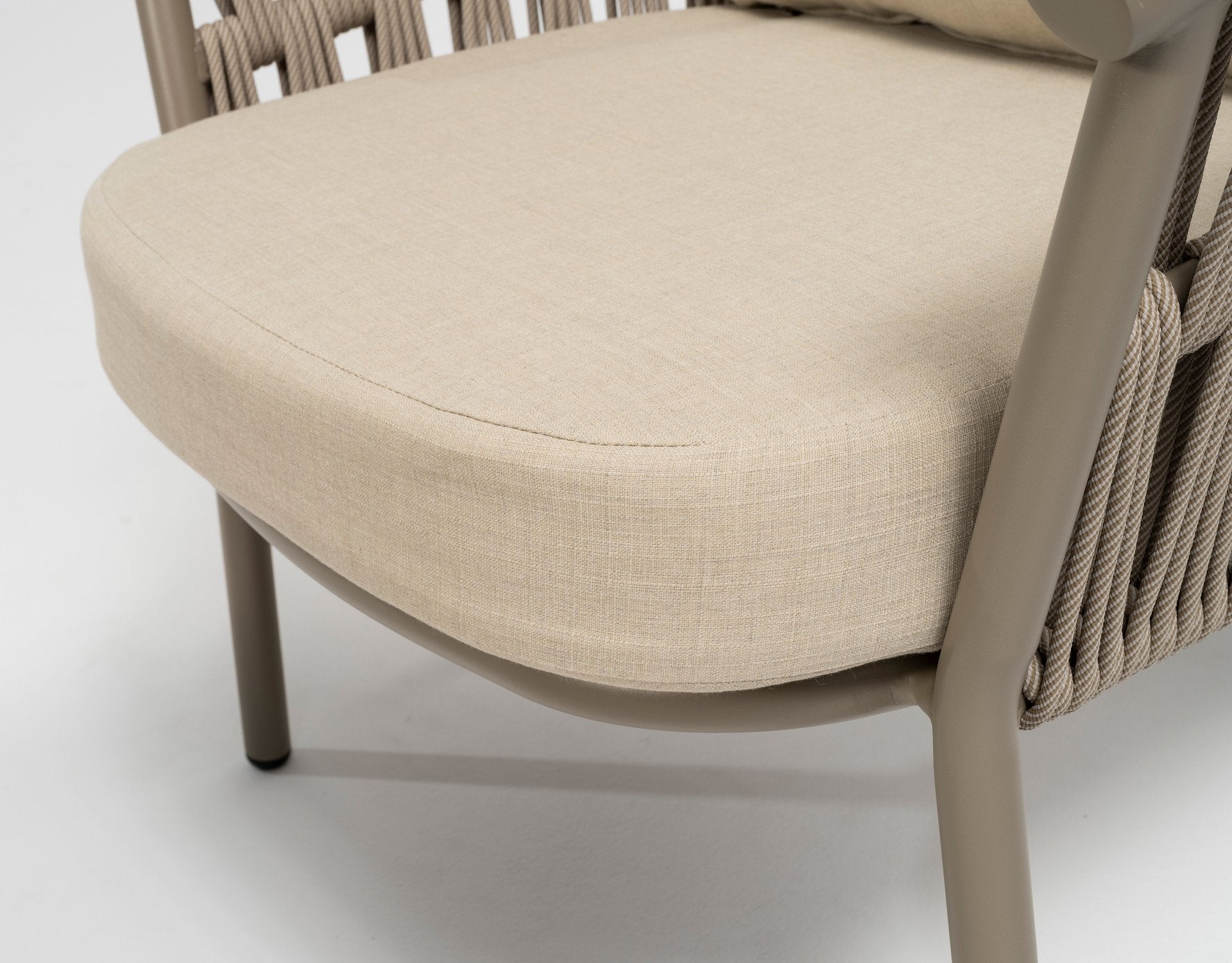 Loungegruppe Fenja aus Aluminium taupe mit beige-melierten Textilschnüren und cremefarbenen Kissen – Set mit 2er Bank, 2 Sesseln und 2 Couchtischen