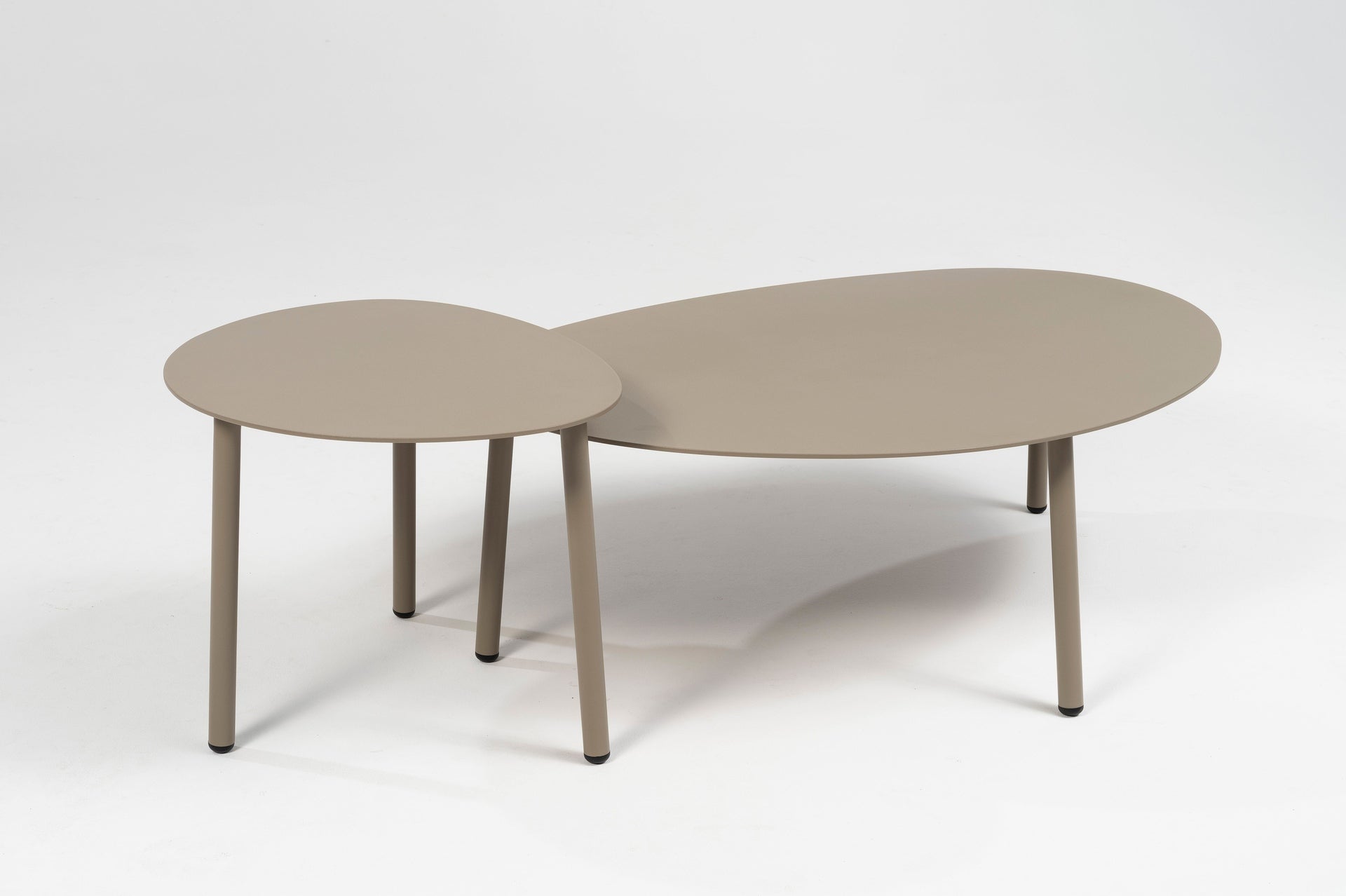 Loungegruppe Fenja aus Aluminium taupe mit beige-melierten Textilschnüren und cremefarbenen Kissen – Set mit 2er Bank, 2 Sesseln und 2 Couchtischen