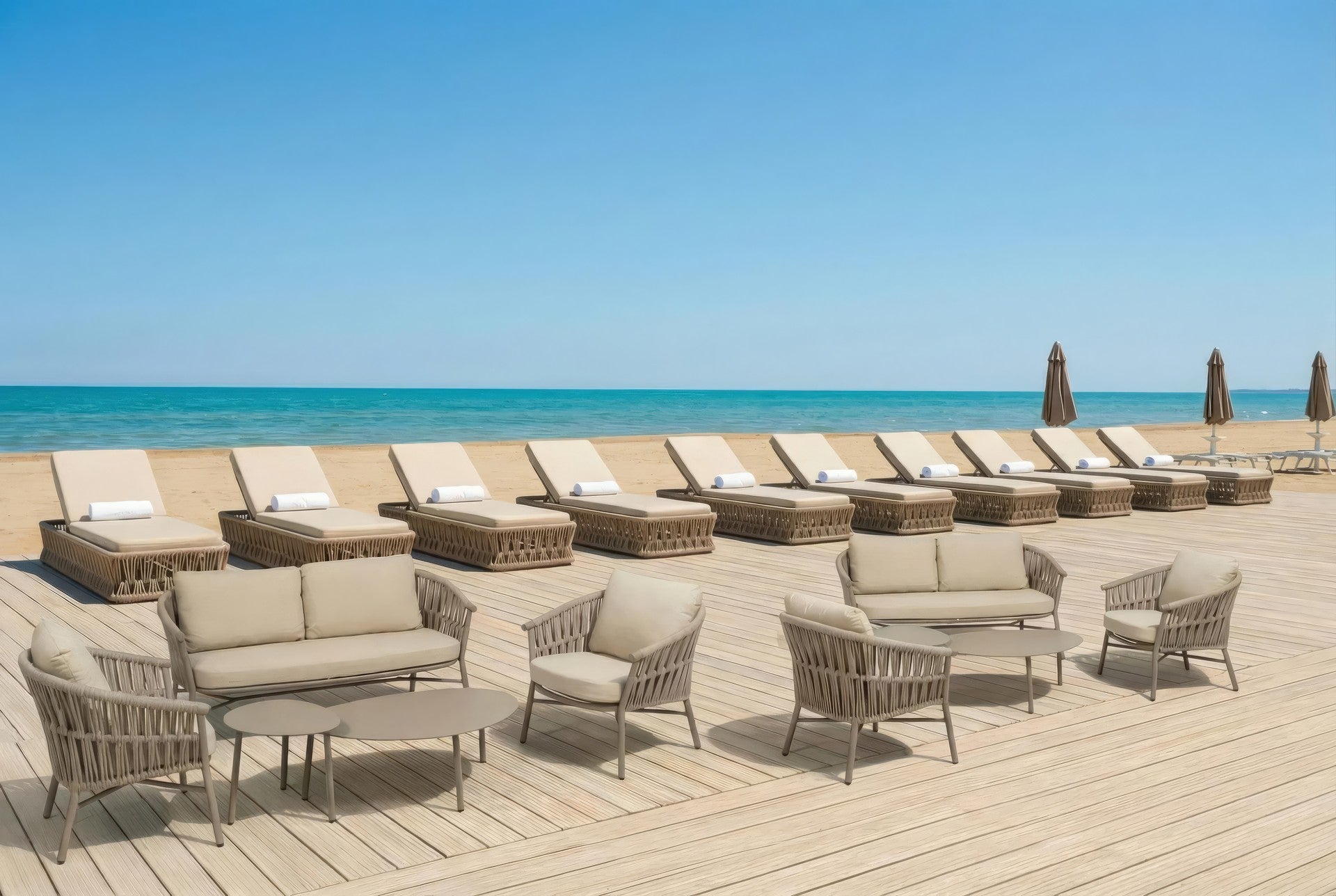 Loungegruppe Fenja aus Aluminium taupe mit beige-melierten Textilschnüren und cremefarbenen Kissen – Set mit 2er Bank, 2 Sesseln und 2 Couchtischen