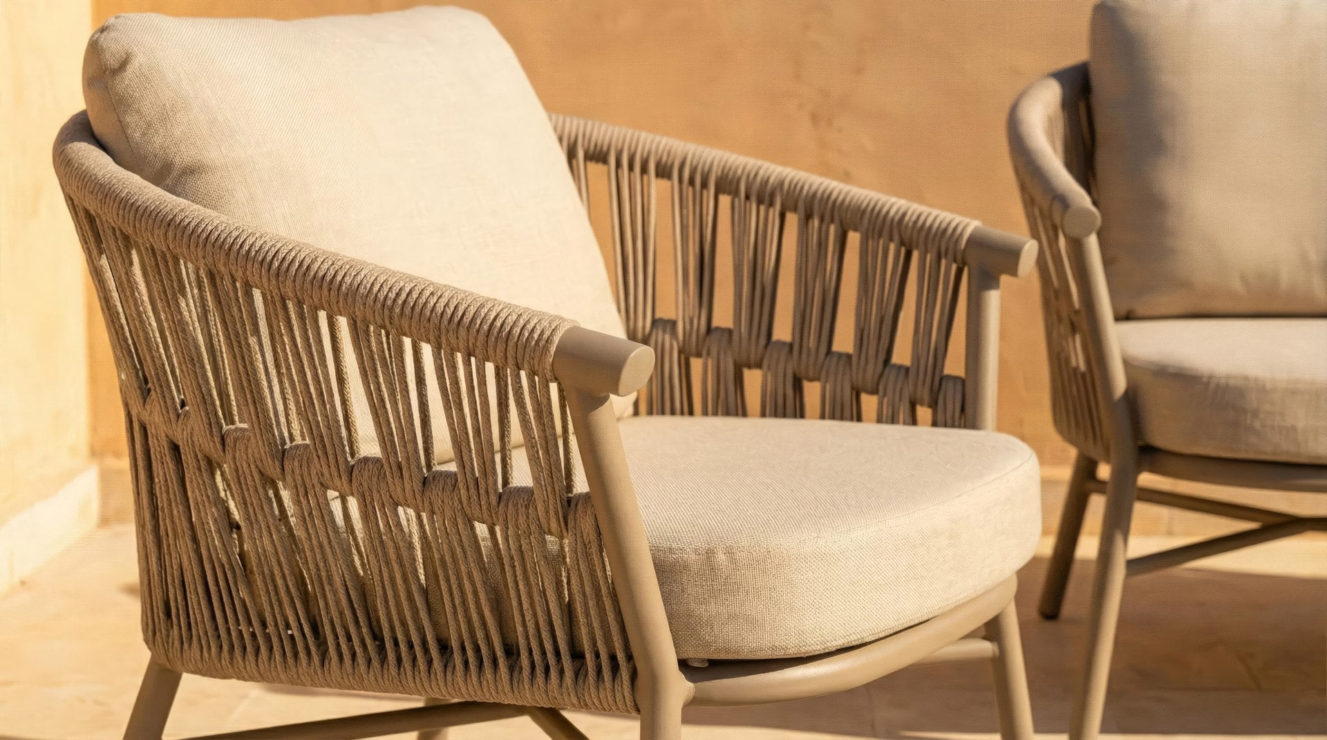 Loungegruppe Fenja aus Aluminium taupe mit beige-melierten Textilschnüren und cremefarbenen Kissen – Set mit 2er Bank, 2 Sesseln und 2 Couchtischen