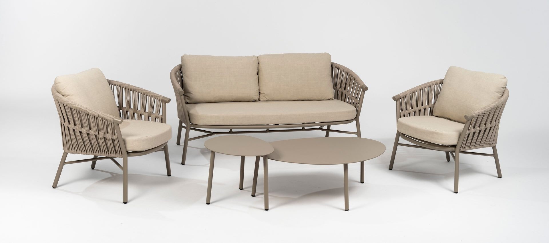 Loungegruppe Fenja aus Aluminium taupe mit beige-melierten Textilschnüren und cremefarbenen Kissen – Set mit 2er Bank, 2 Sesseln und 2 Couchtischen