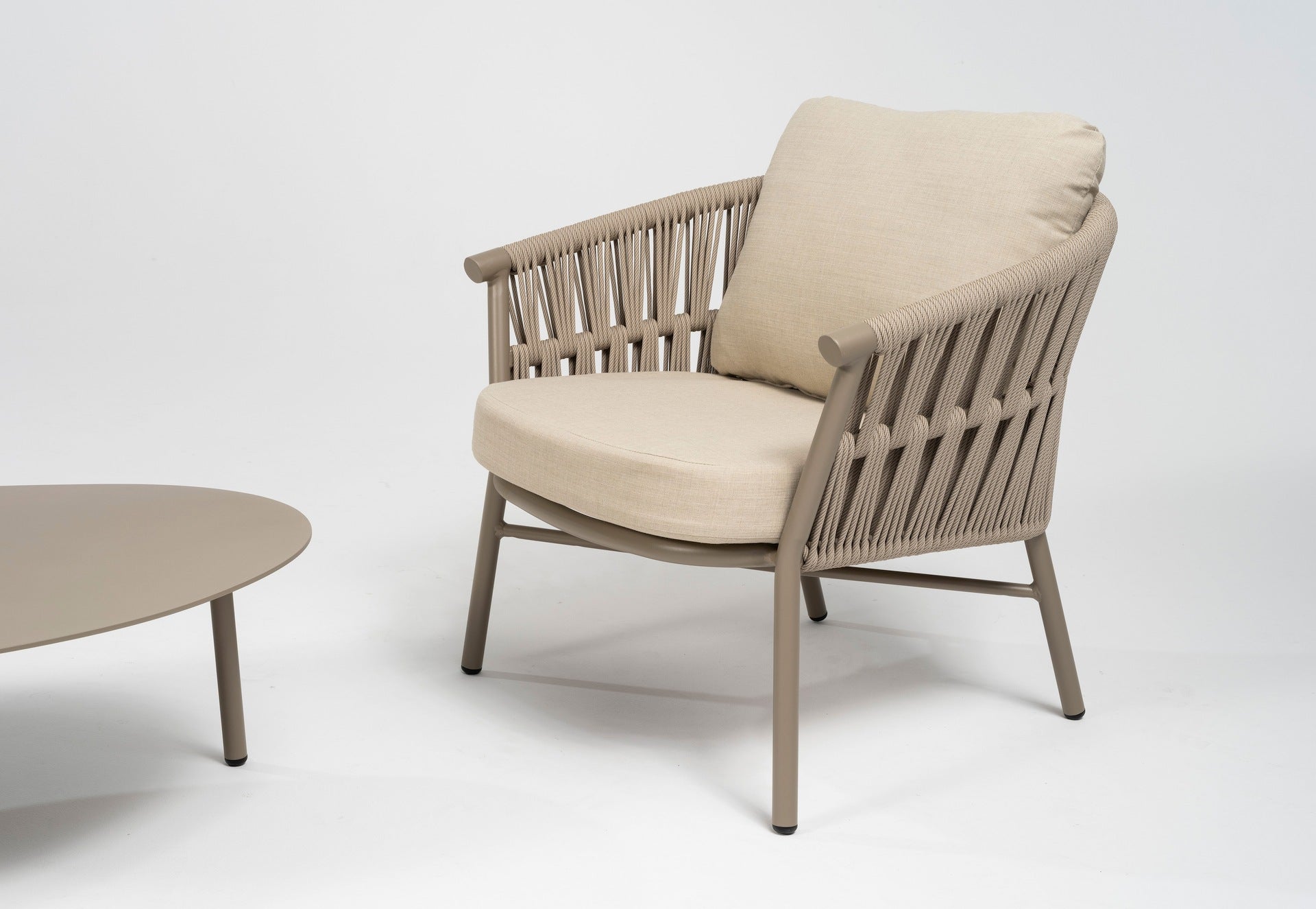 Loungegruppe Fenja aus Aluminium taupe mit beige-melierten Textilschnüren und cremefarbenen Kissen – Set mit 2er Bank, 2 Sesseln und 2 Couchtischen