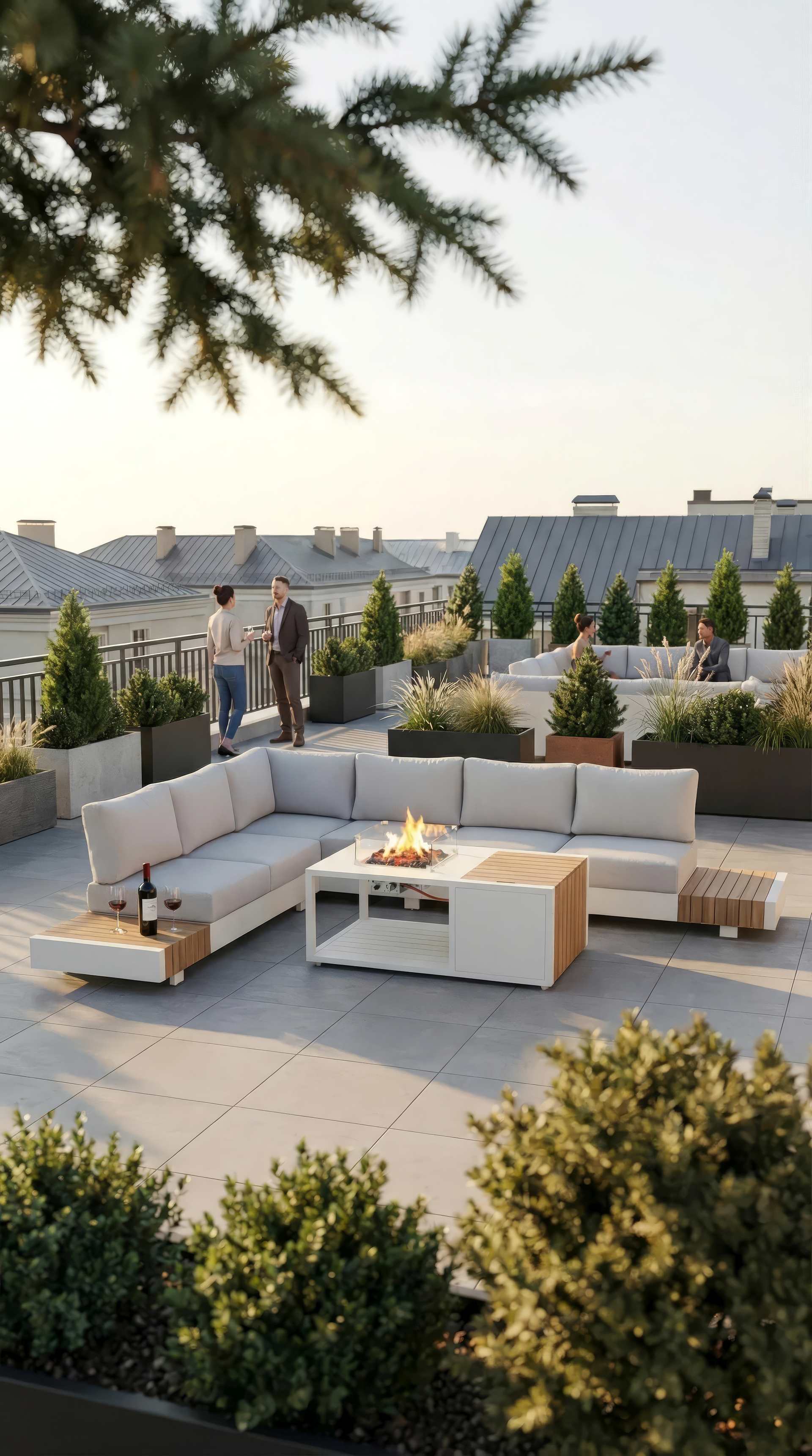 Loungegruppe Gina mit cremefarbenem Aluminiumgestell, hellgrauen Kissen, Thermoholz-Ablageflächen und Couchtisch mit integrierter Feuerstelle.