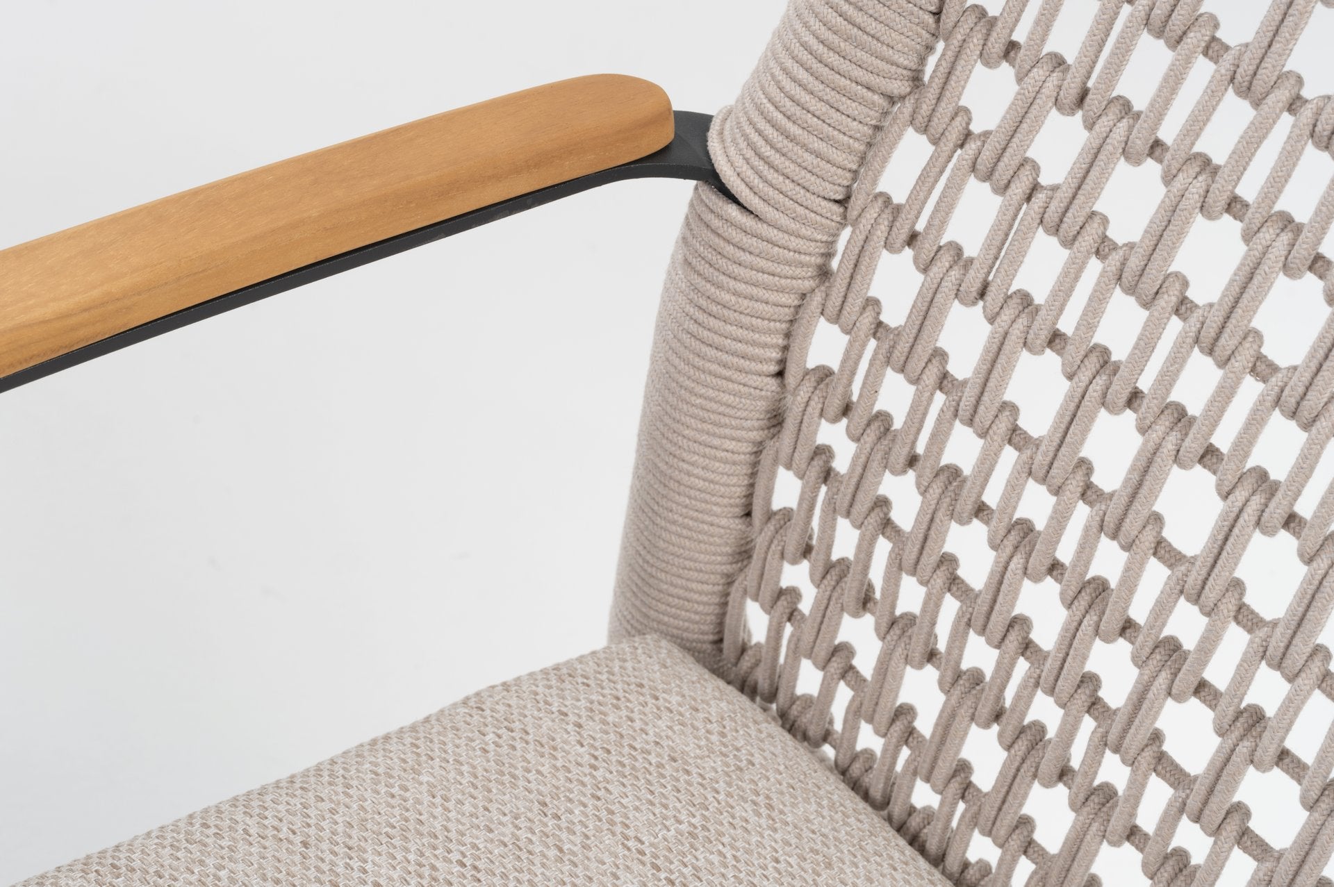 Gartenstuhl Giulio in Beige mit Schnurbespannung und Teakholz-Armlehnen, stapelbar