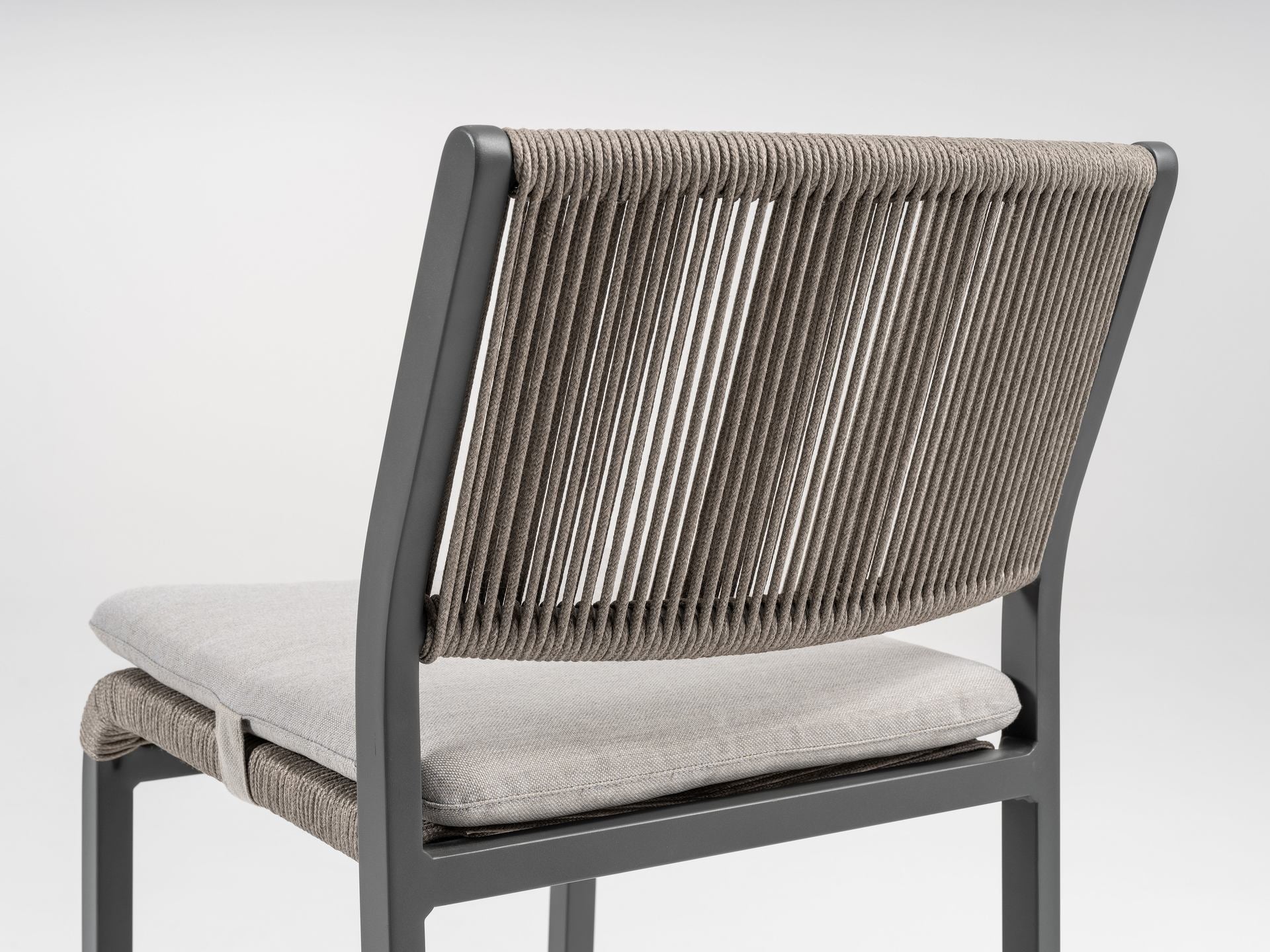 Harvey Barhocker aus Aluminium anthrazit mit grauen Textilschnüren und hellgrauem Sitzkissen