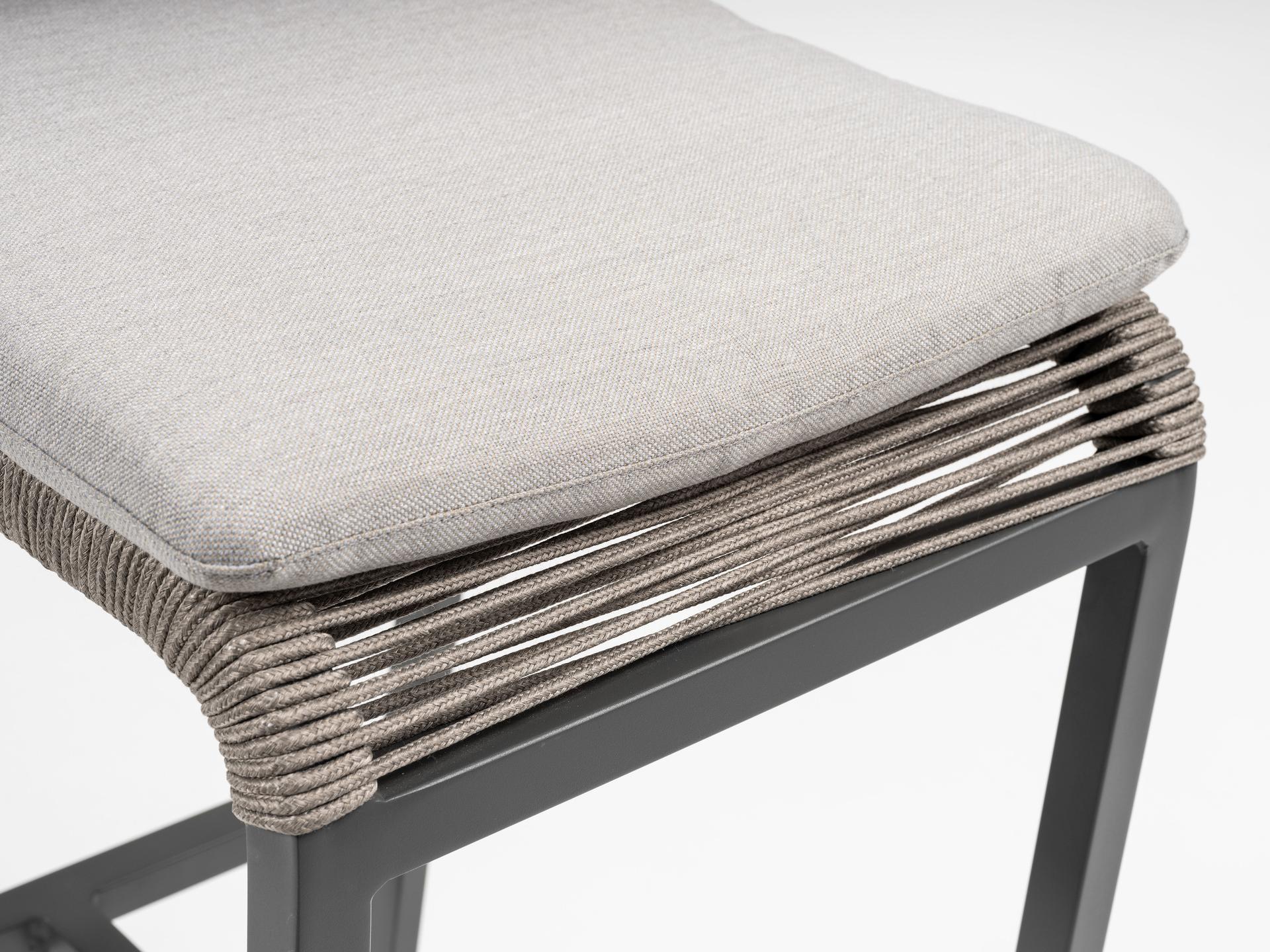 Harvey Barhocker aus Aluminium anthrazit mit grauen Textilschnüren und hellgrauem Sitzkissen