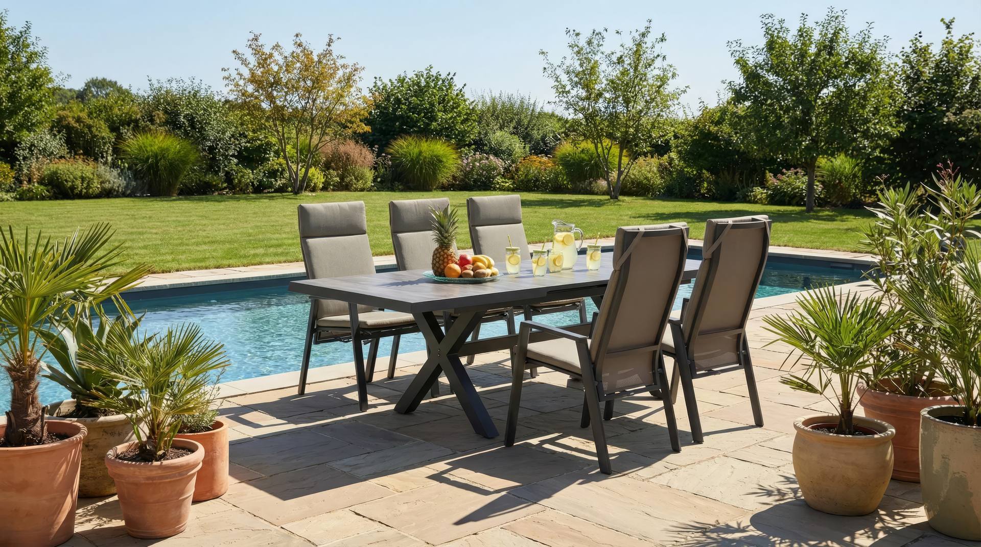 Hedda Gartengruppe mit Tisch und 6 Hochlehnern, Tisch mit Keramiklatten in Steingrau und X-förmigem Aluminiumgestell.