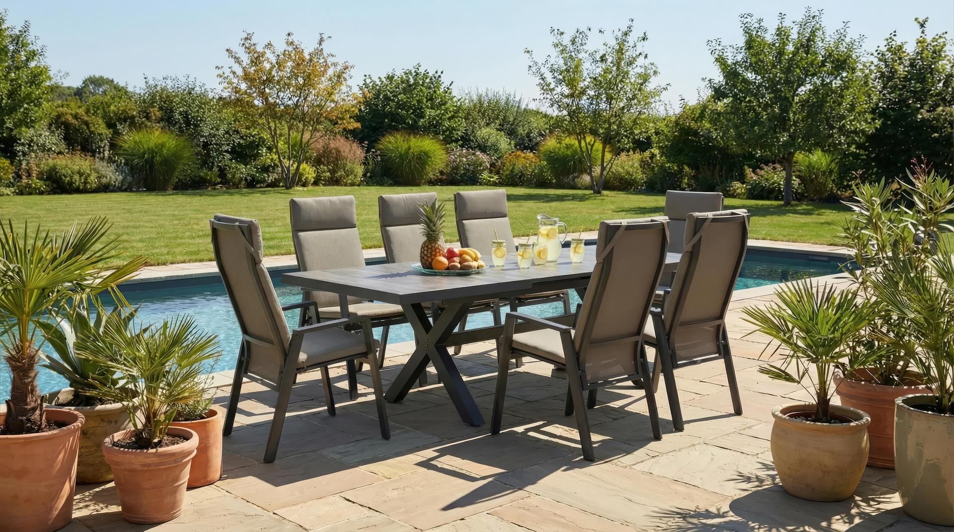 Hedda Gartengruppe mit Tisch und 6 Hochlehnern, Tisch mit Keramiklatten in Steingrau und X-förmigem Aluminiumgestell.